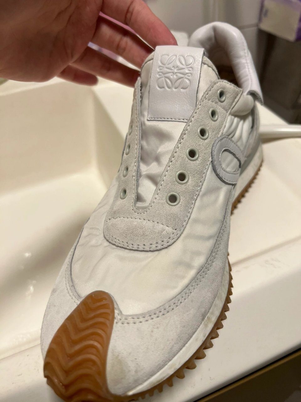 loewe罗意威阿甘鞋清洗攻略 真的很伤心 昨晚为了吃个20块钱的螺蛳粉