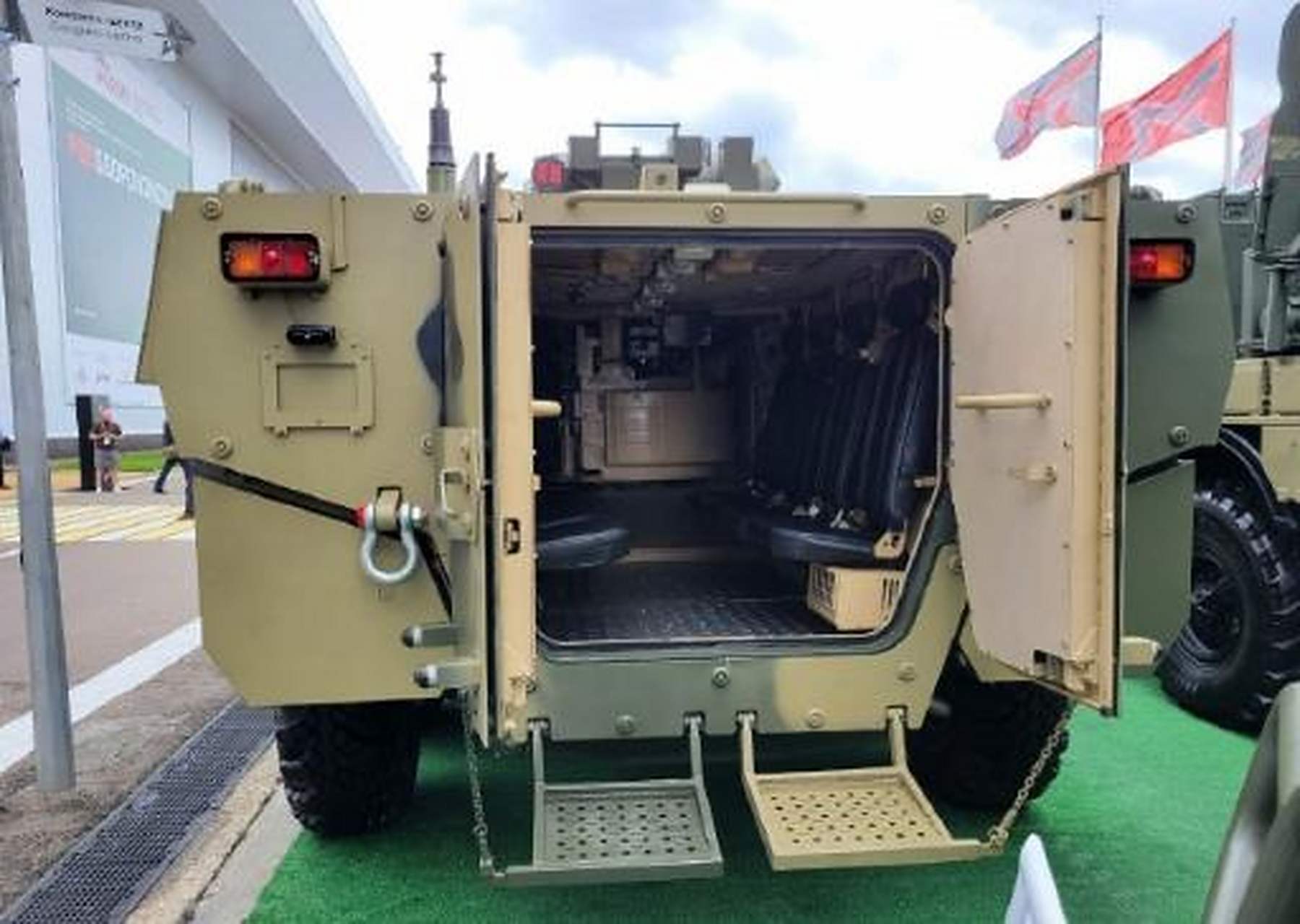 俄罗斯"军队-2023"论坛期间展示的一款改进型btr-82a装甲车,该车看