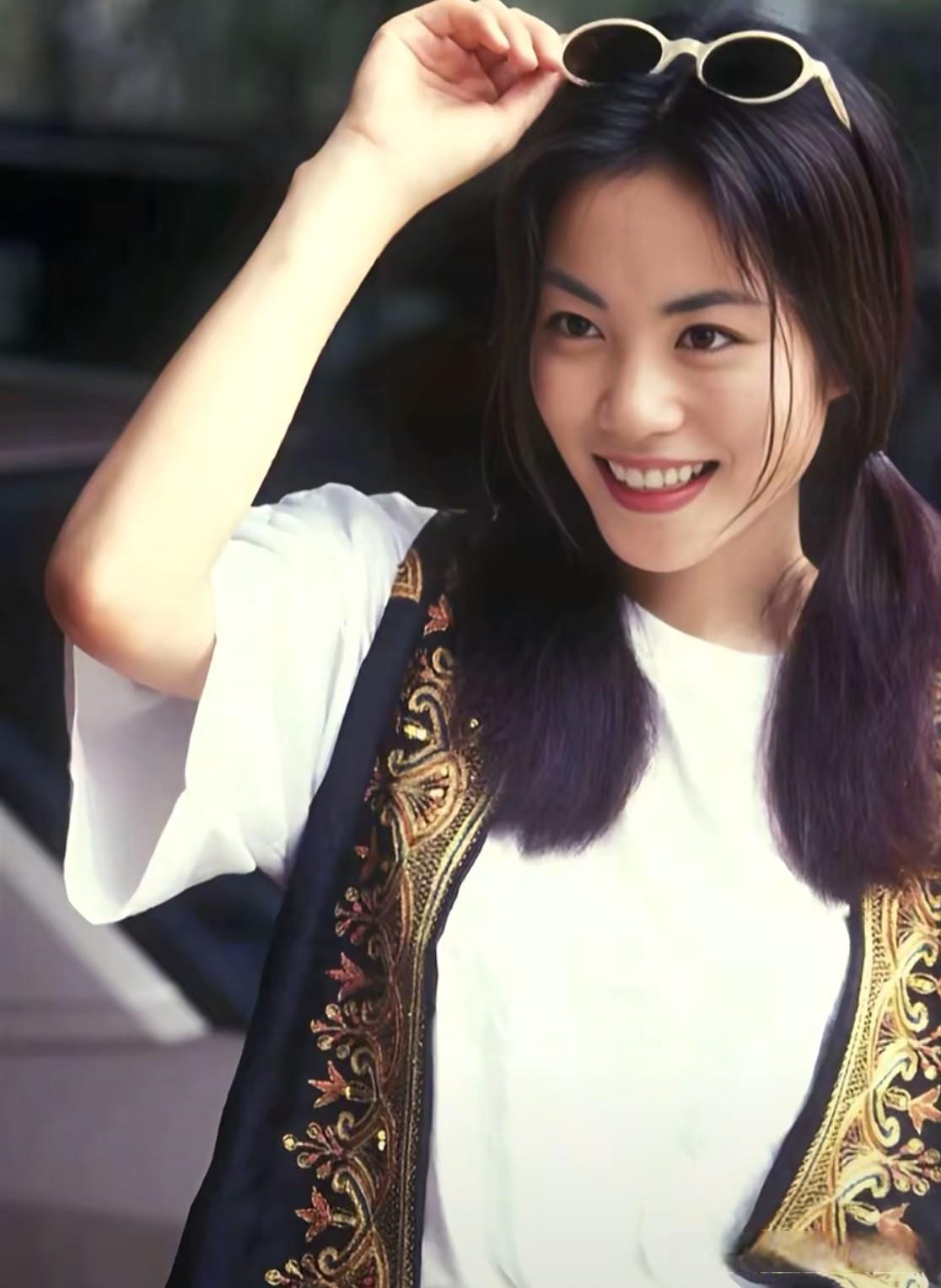 王菲高洁脱俗的气质,一直都是女神一般的存在,她的空灵一般的歌喉更是