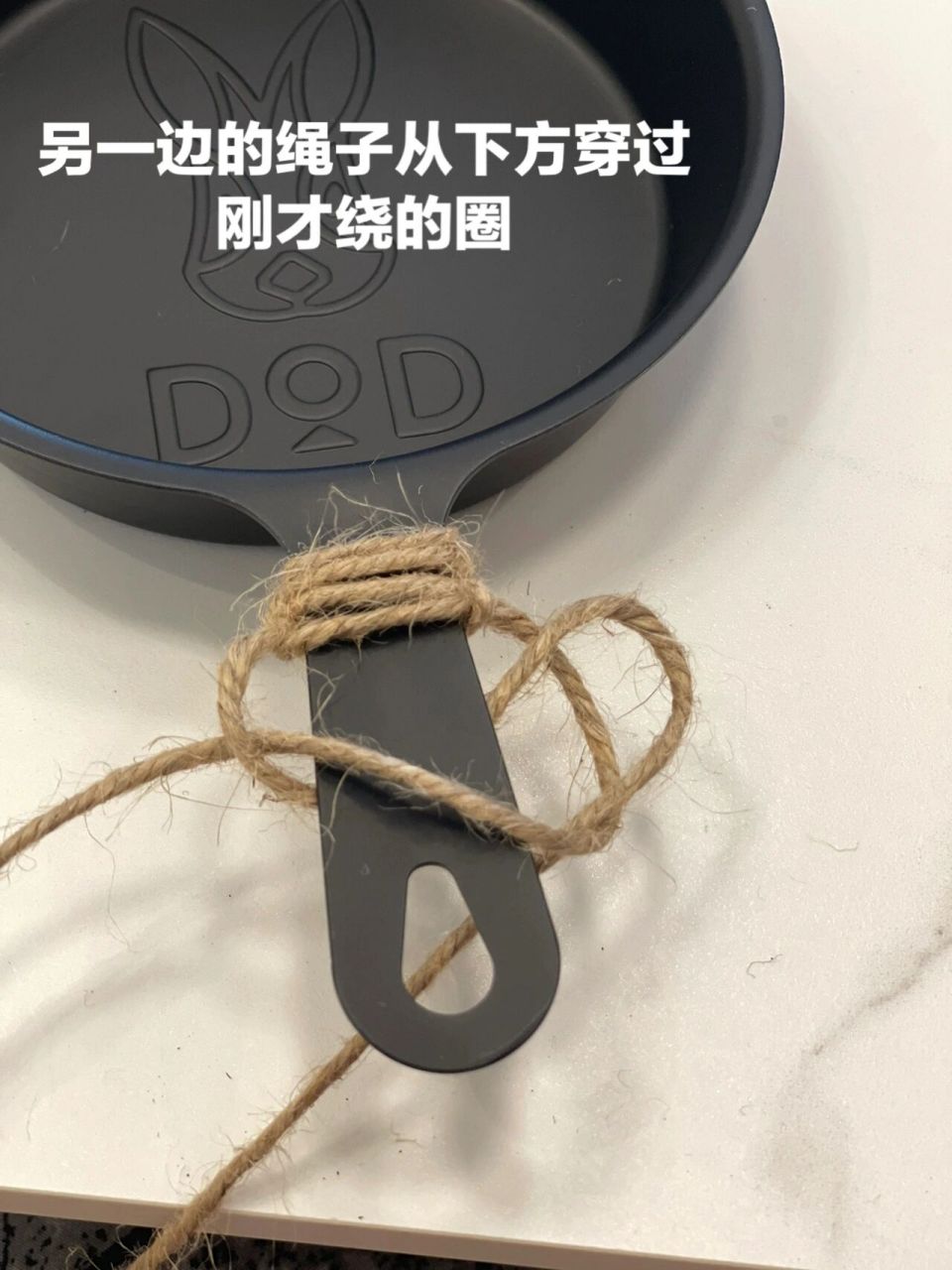 教你绑绳子 只需要用一根麻绳,像小时候编手链那样把手柄包裹起来,太