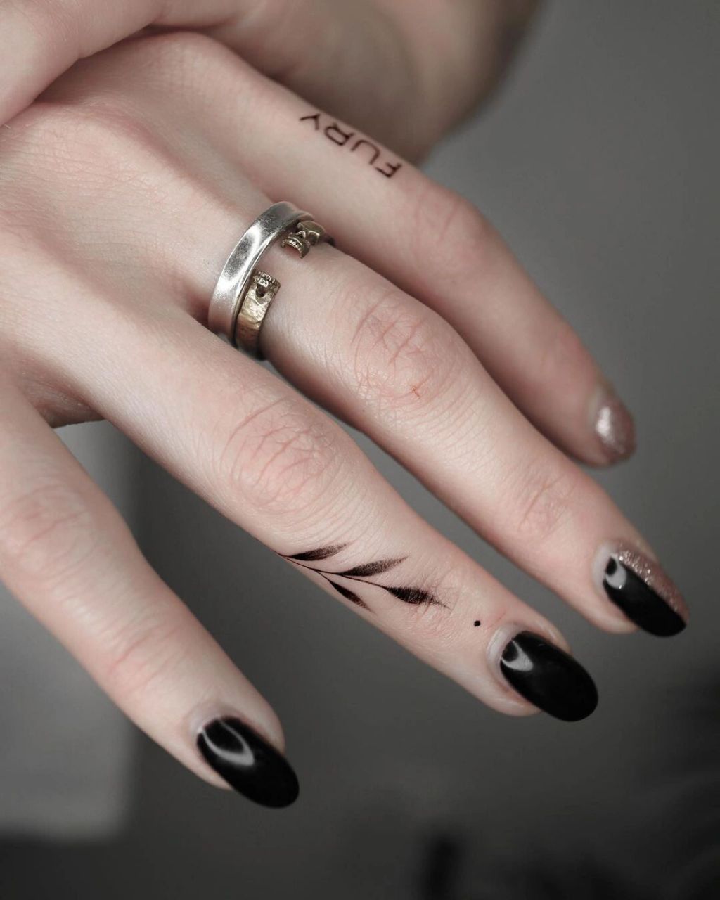 女生手指上超级酷的纹身小图案,手指字母纹身图案,手指上的叶子纹身
