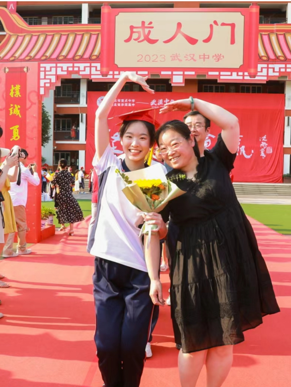 成人礼家长着装图片 9898989898 夏天的炙热比不过青春,所