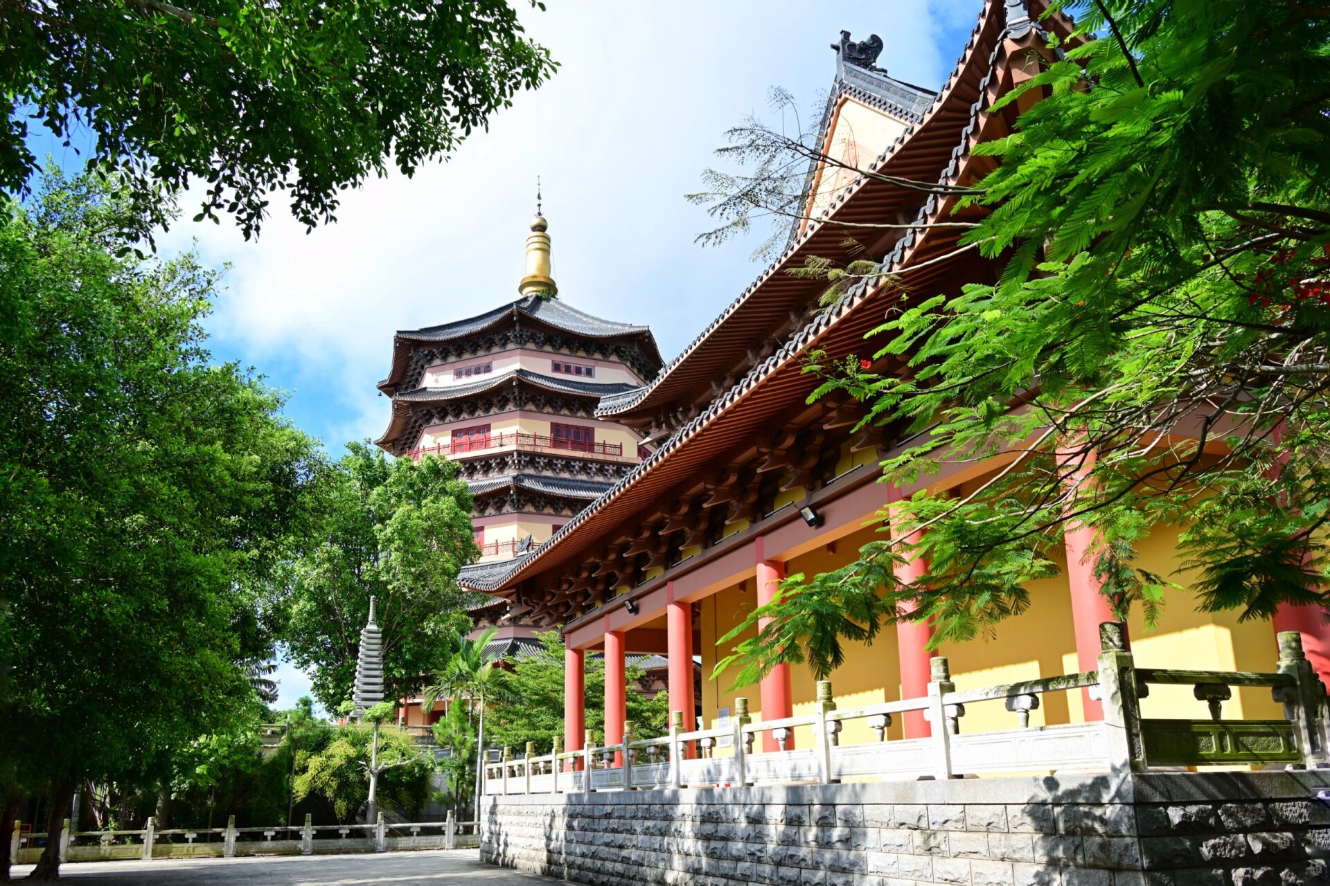 博鳌禅寺—海南礼佛圣地 博鳌禅寺是按正统禅宗寺院规制所建,进入寺庙