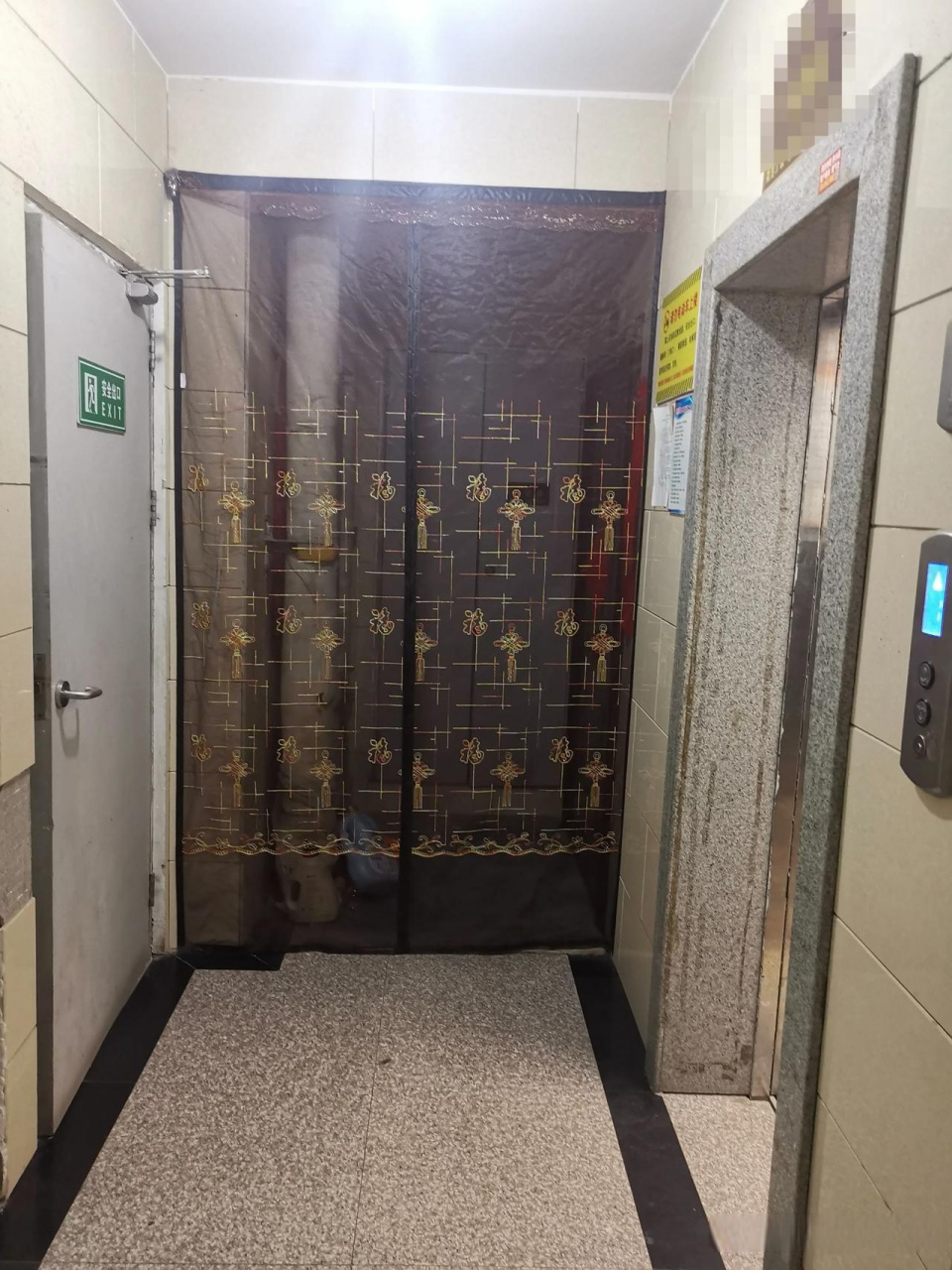 啥时候,给楼道里装门帘也成了一种时尚?防蚊子的吗?但是有防盗门啊?