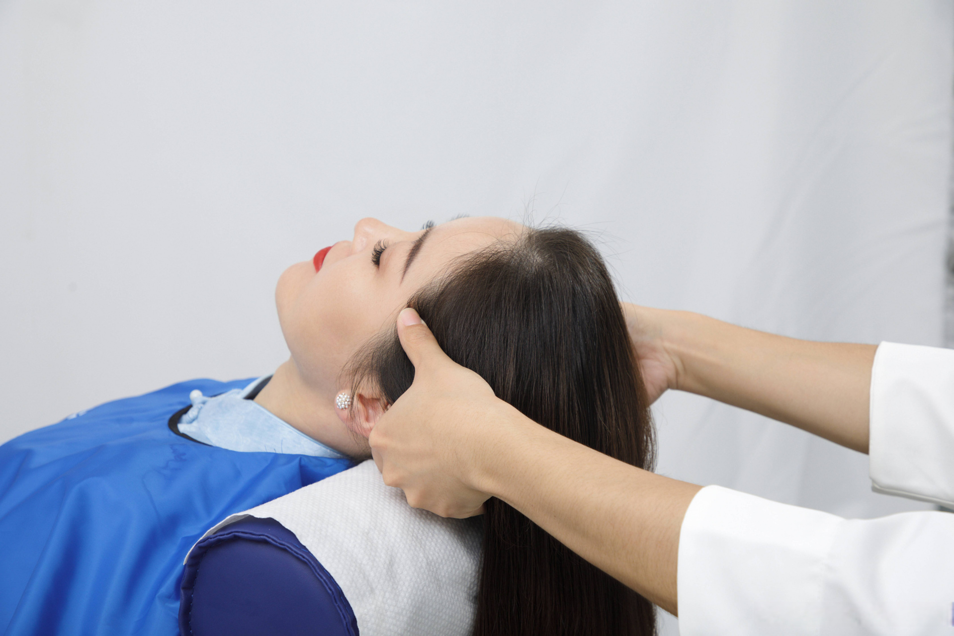 而低头弯腰洗头也对颈椎,腰不好?