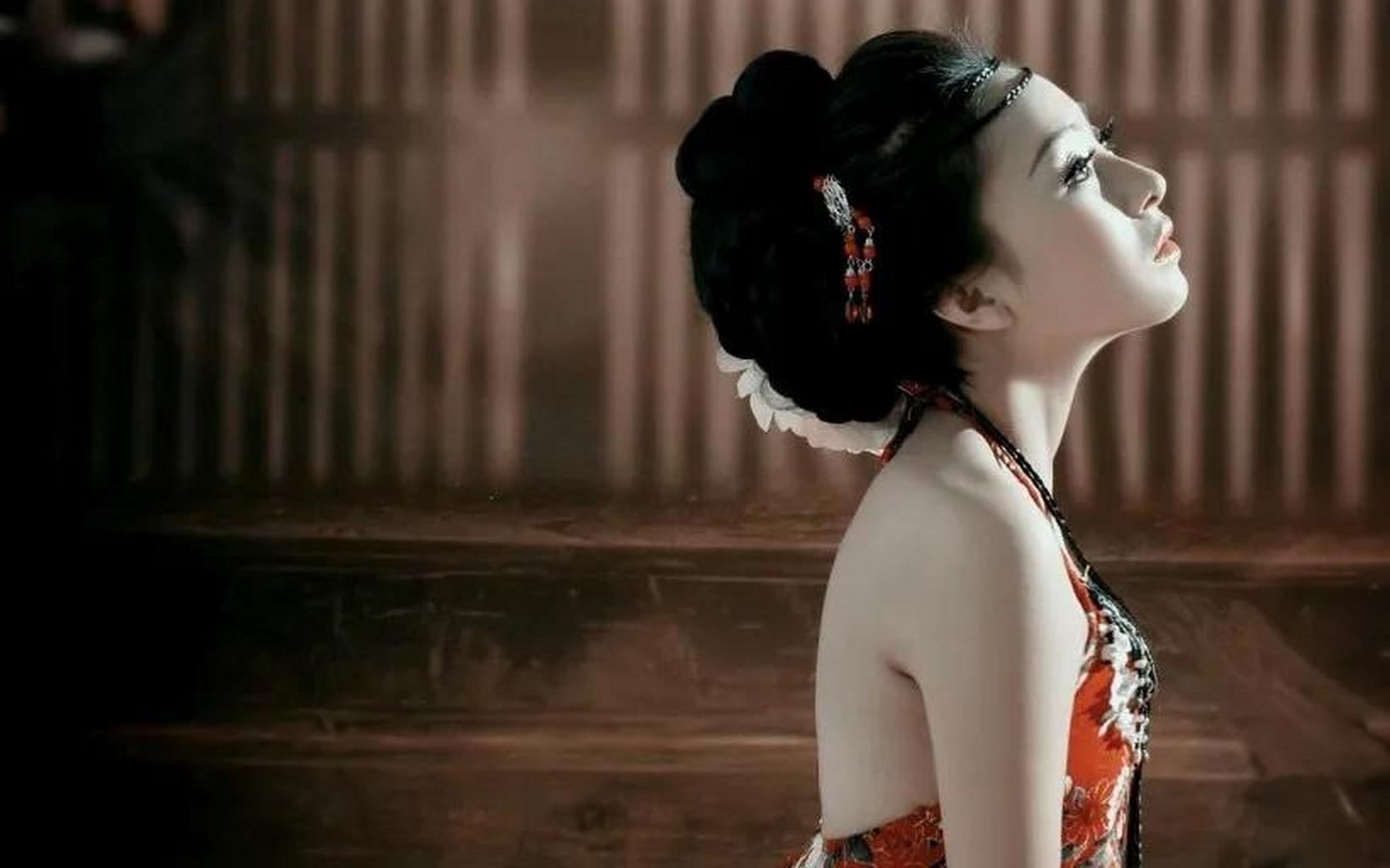 《齐安郡后池绝句》 年代: 唐 作者: 杜牧 菱透浮萍绿锦池,夏莺千啭弄