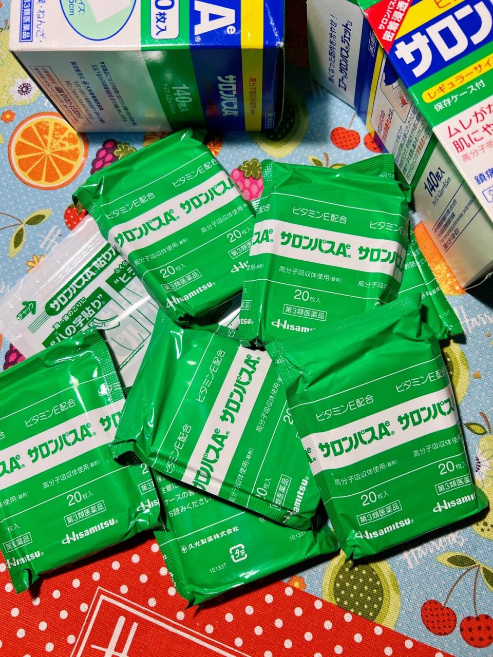 日本撒隆巴斯镇痛膏药贴 一盒7小包,每包10贴,每贴都是双面贴,挺好用