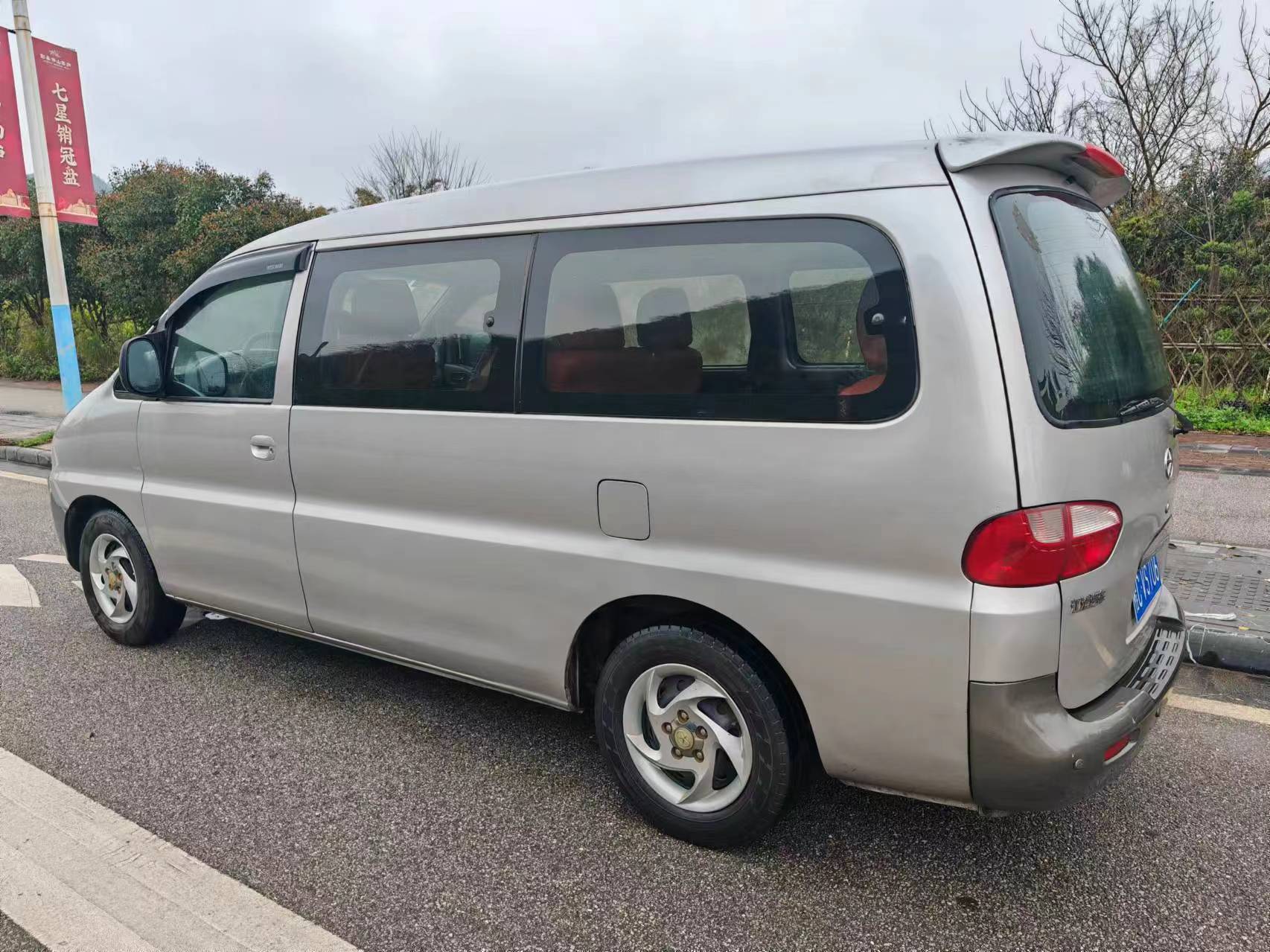 0汽油八座加长版5米车身3米轴距,韩国现代合资车型,用料做工远超国产