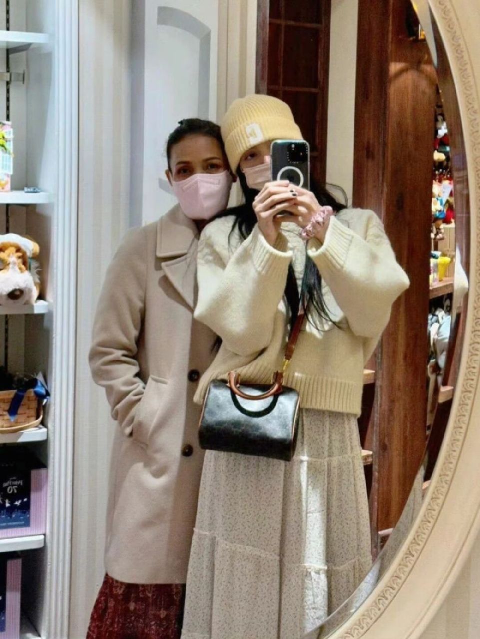 lisa妈妈晒对镜拍合照 太有爱啦!