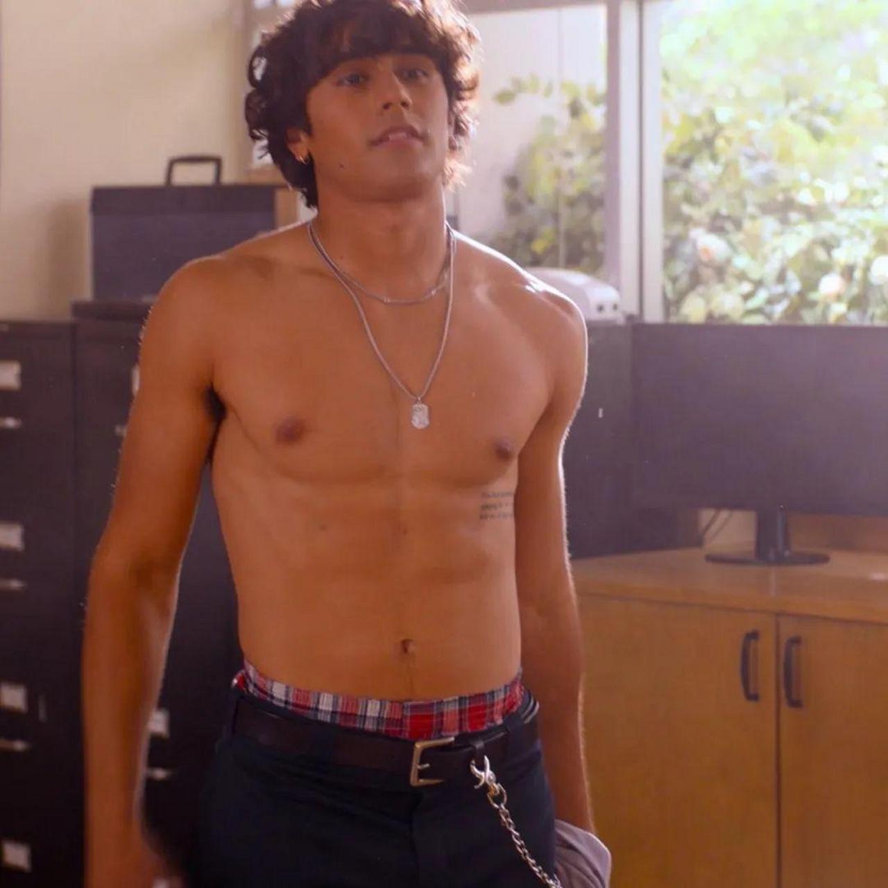 《爱你,维克托》的男主 michael cimino 最近居然变帅了,出演 netflix