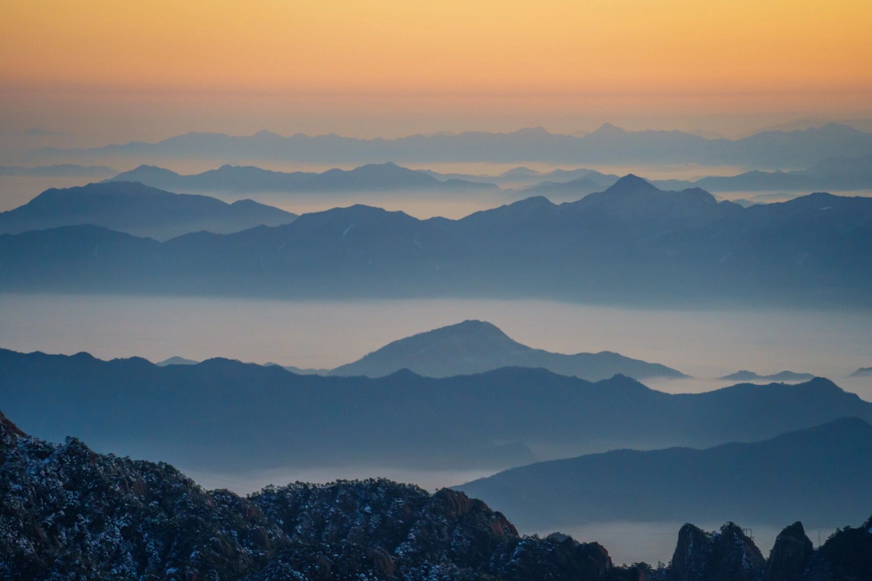 曙光下的千里江山图 拍摄于早晨日出前的黄山光明顶