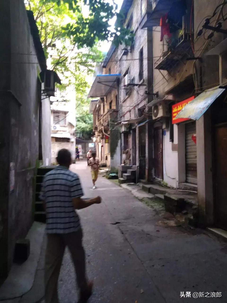 重庆江北观音桥商圈附近最近的一个地方,叫啥子野水沟,有网友说这是城