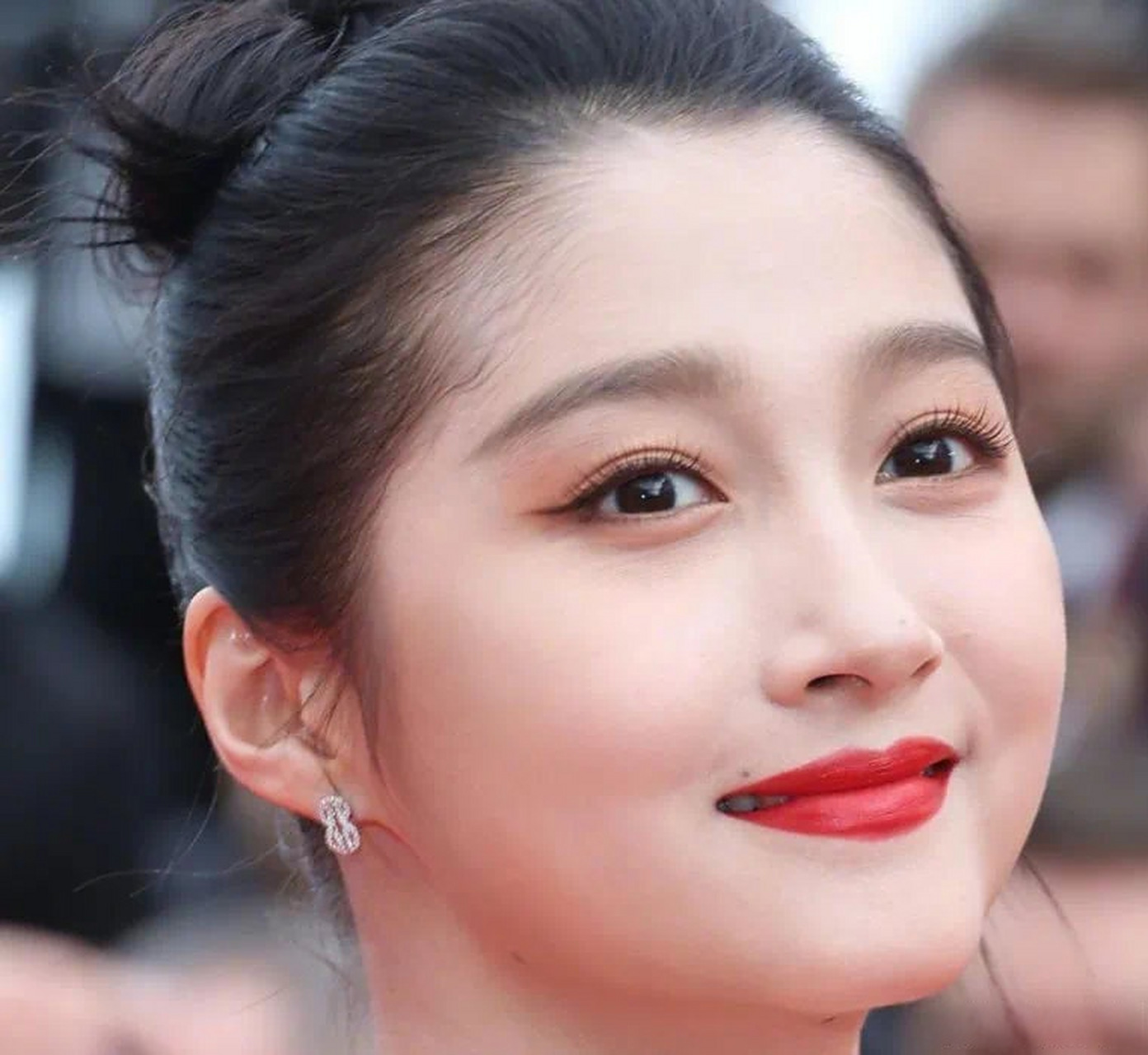 今日份搞笑, 关晓彤是怎么做到嘴唇不分开 笑容露出牙齿的?