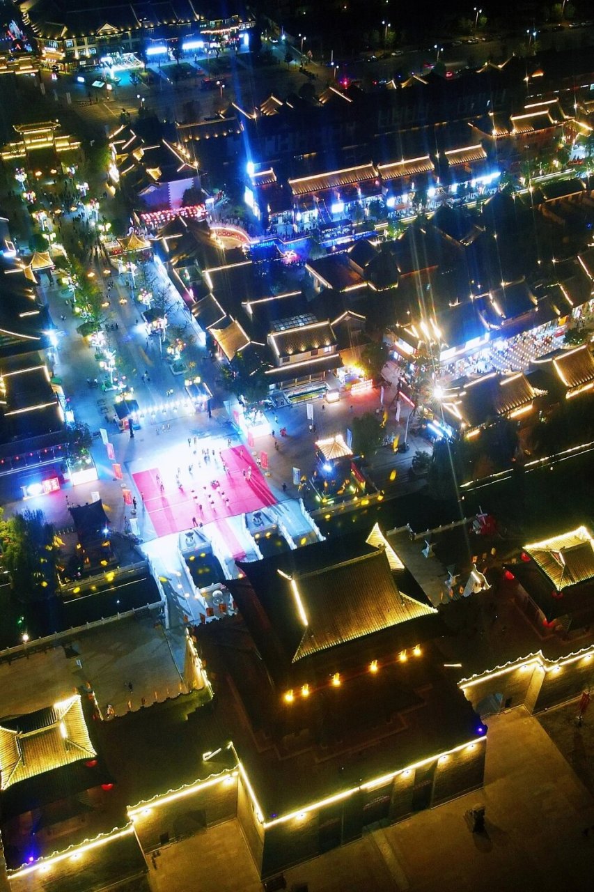 景区占地约3359亩,以"皇家,驿站,古镇"为游玩主题,依托驻马店丰富