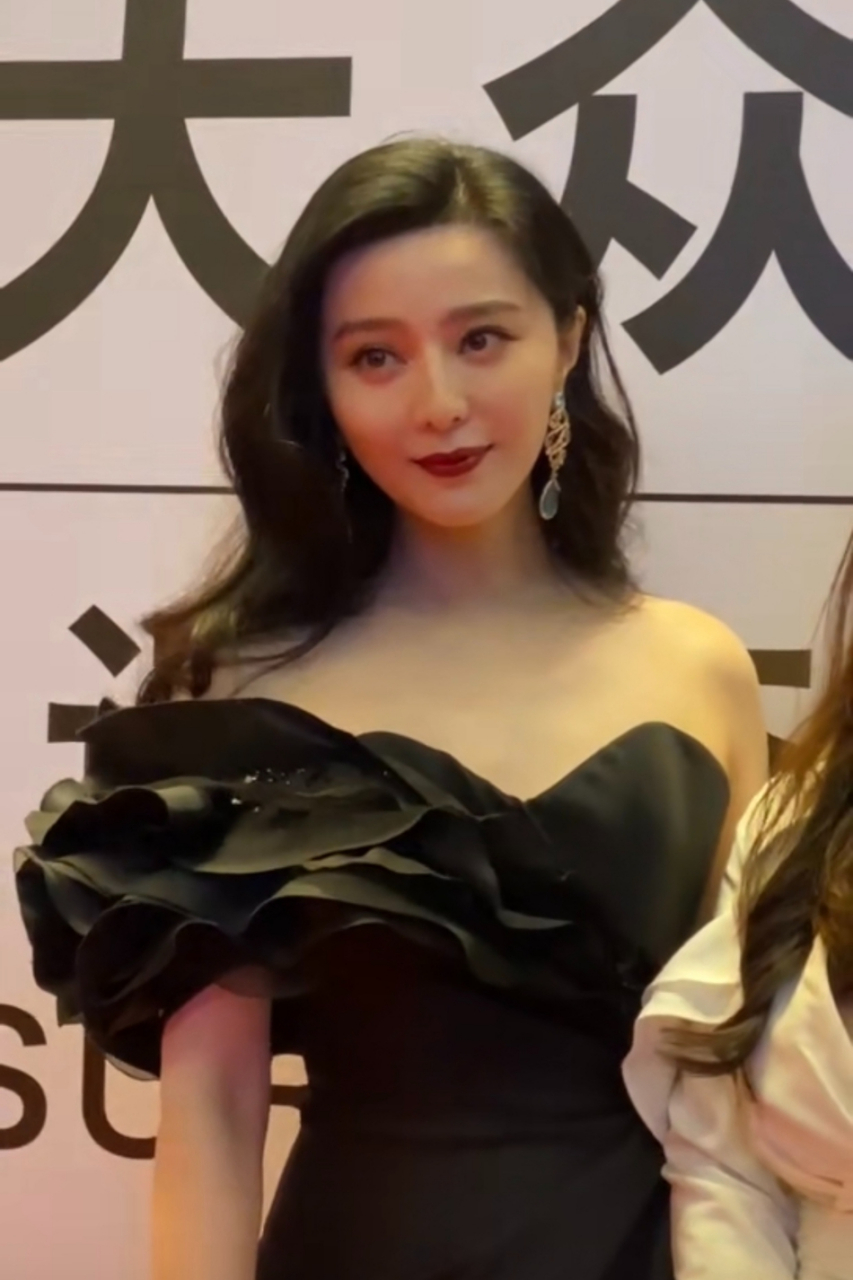 【范冰冰压轴亮相华鼎奖红毯】10月14日,#第27届华鼎奖#在澳门举行