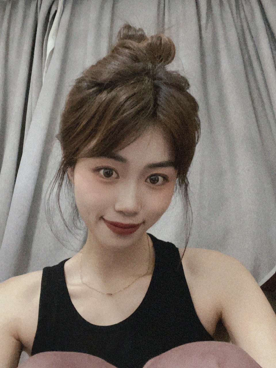 菱形脸的丸子头 跟着博主学的,第一次这样扎丸子头,手残党也会,很紧不