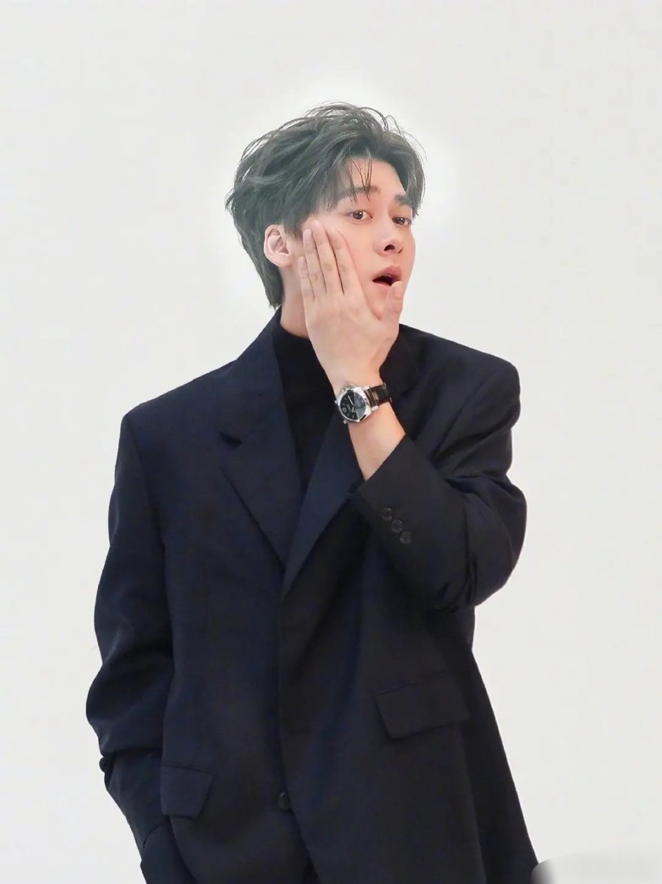 不过峰峰人长的帅,相信染什么颜色都能很好看啦#李易峰