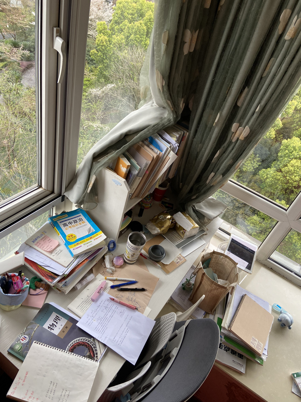 做情绪的主人:我的书桌乱糟糟99但依旧明亮