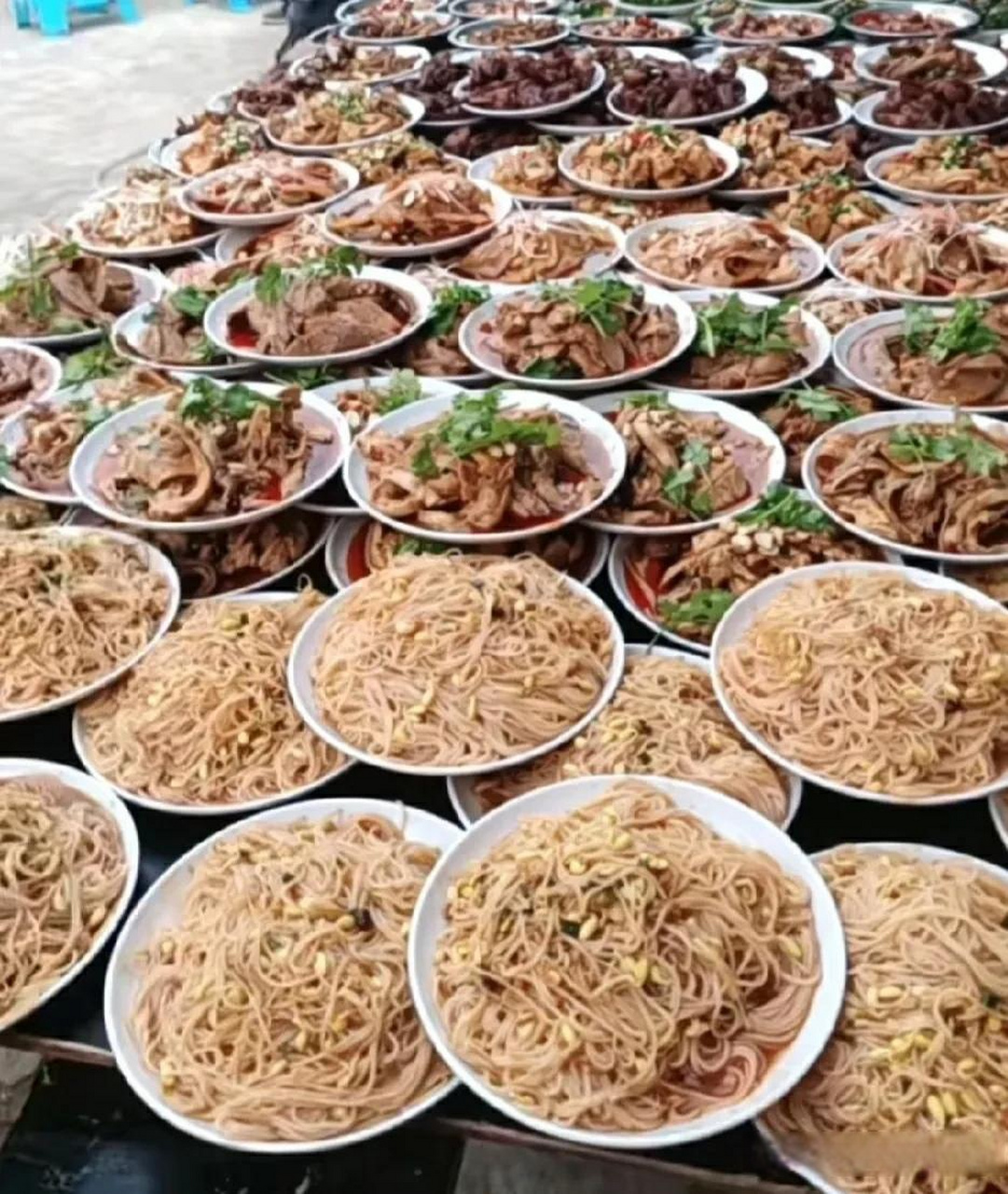 广元头条广元农村坝坝宴看起来多安逸,味道巴适,而且每张餐桌的菜品都