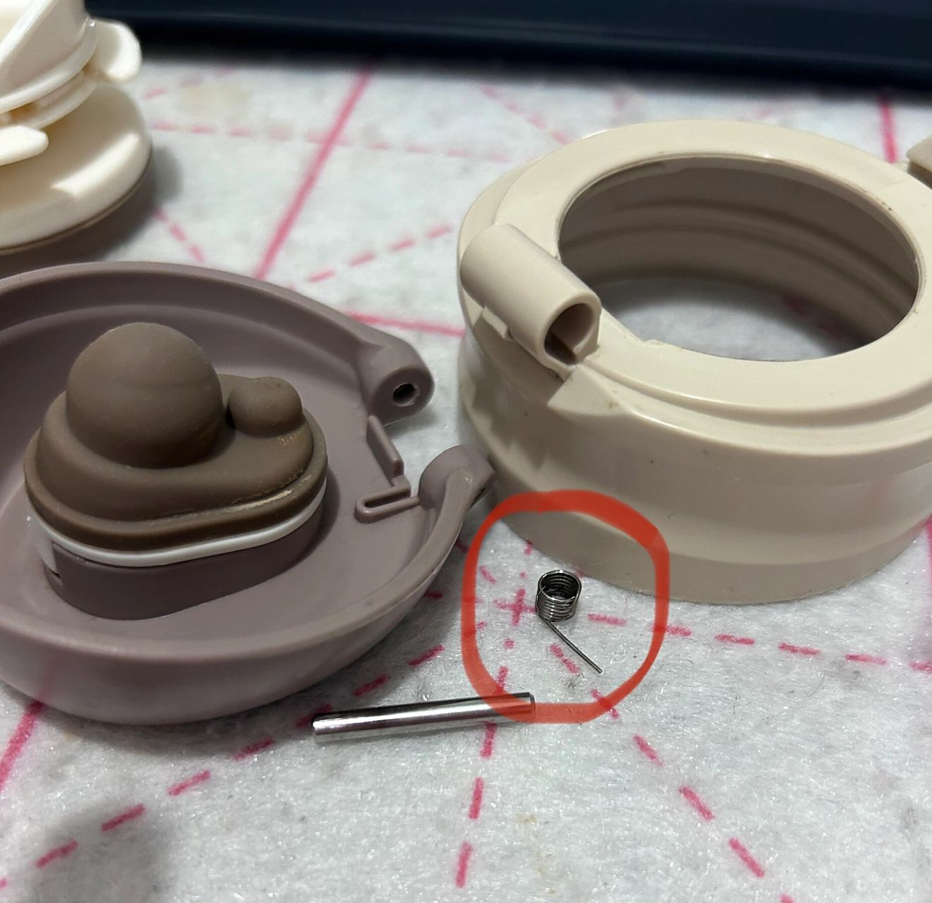 保温杯盖子组装 这个铁丝怎么按上呀,是被盖上的