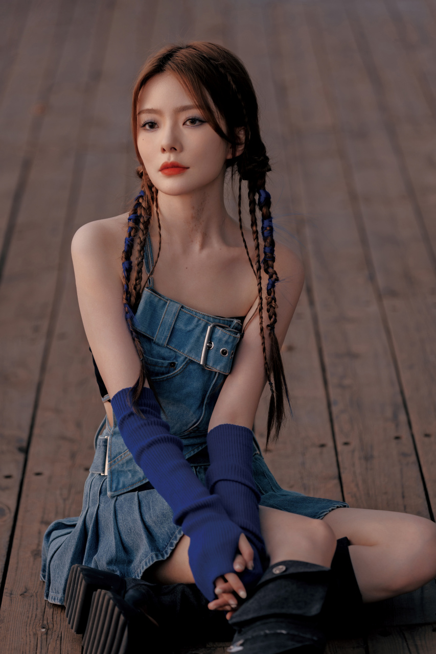 陈卓璇全新穿搭写真大片:麻花辫牛仔短裙,美腿亮眼,青春逼人.