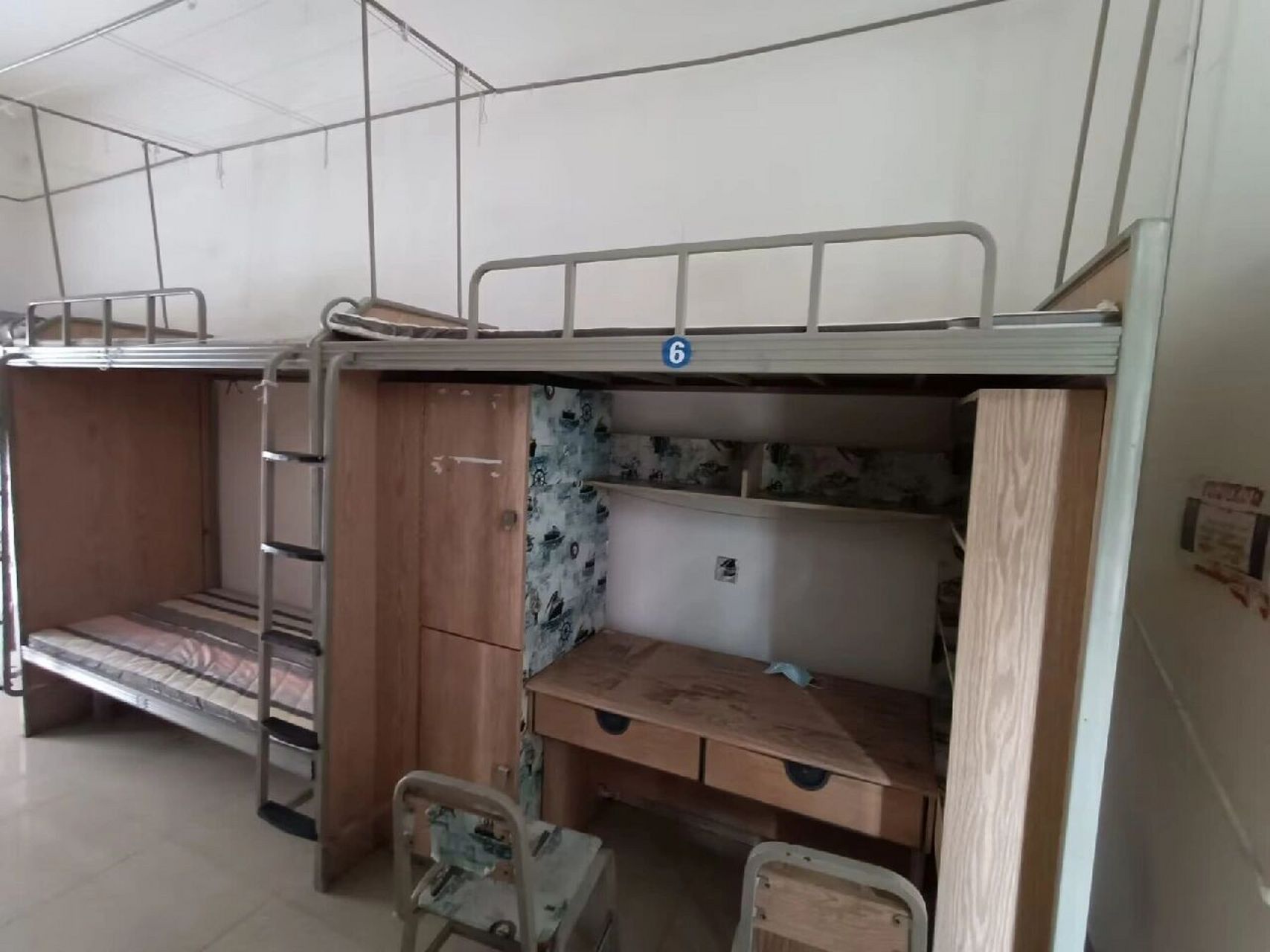 成都航空职业技术学院八人间宿舍 两个人共用一个桌子,如果同时使用