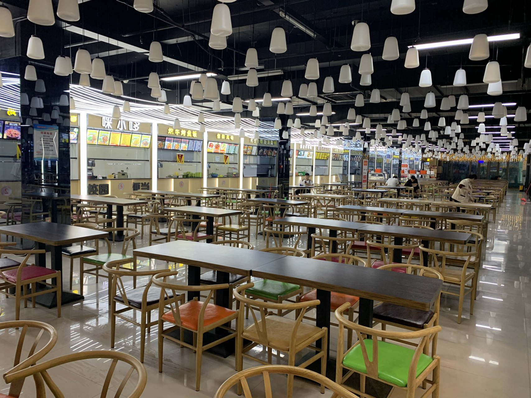 郑州轻工业大学东风校区餐厅 东风校区简直不要太爽,这是顶级餐厅配置