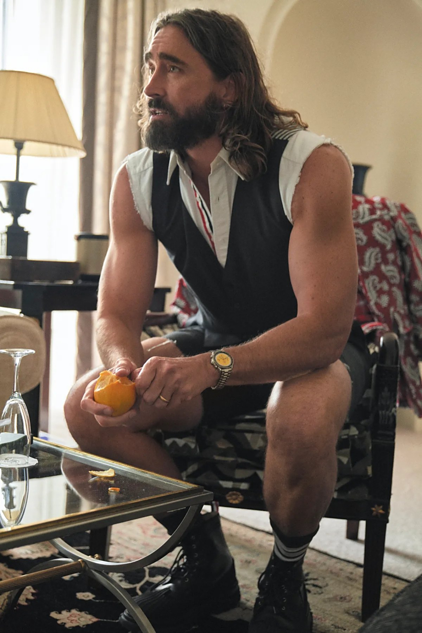 李·佩斯,表演一个猛男吃橘子.