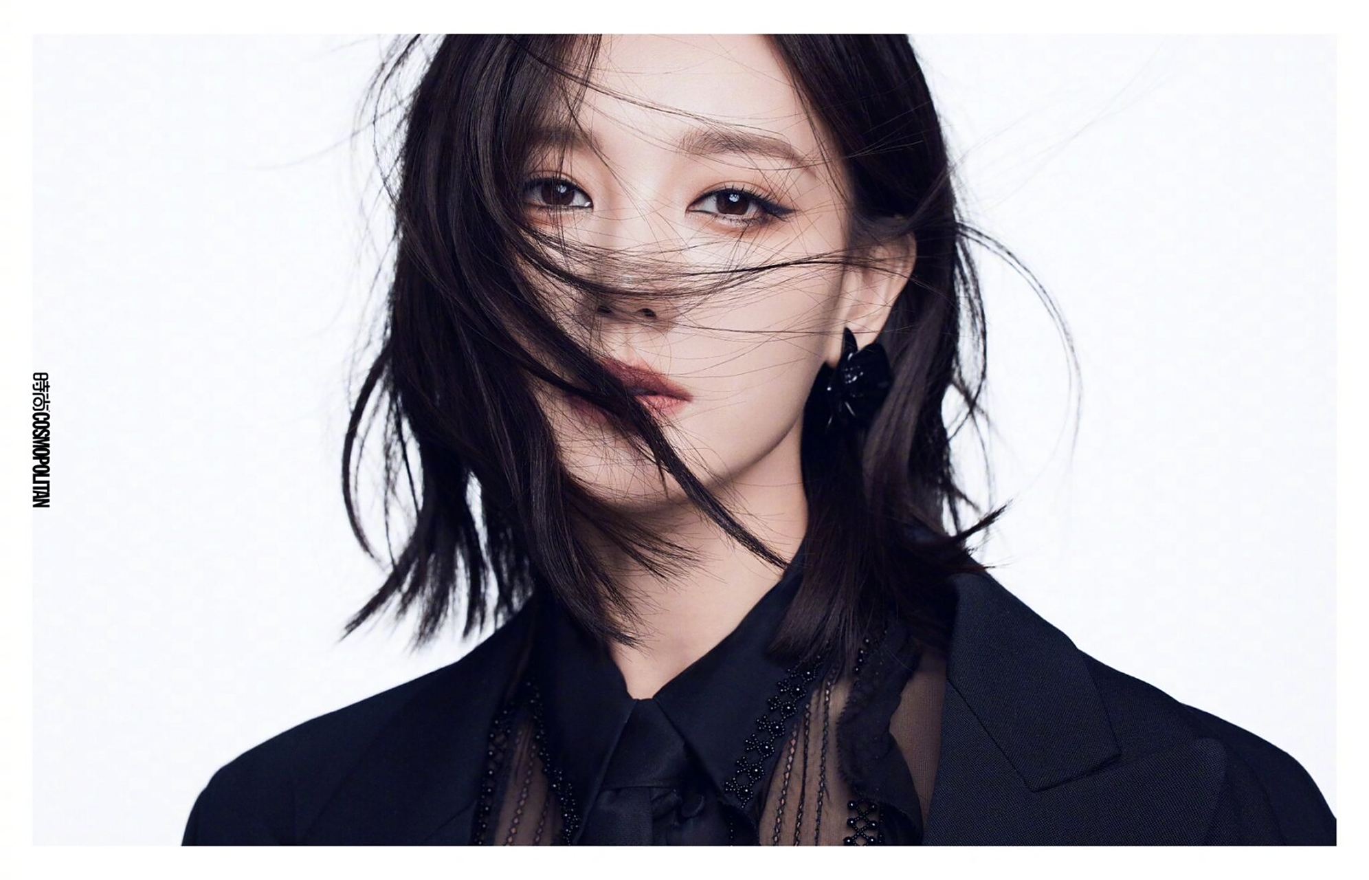 被#李一桐#  杂志新图惊艳到了,这次真的很不一样,李一桐的可塑性和