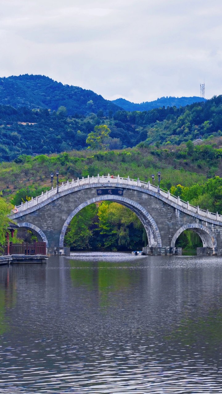 这里是西乡 陕南小县城西乡 樱花湖绿水无忧,因风皱面 曲线柔美的石桥