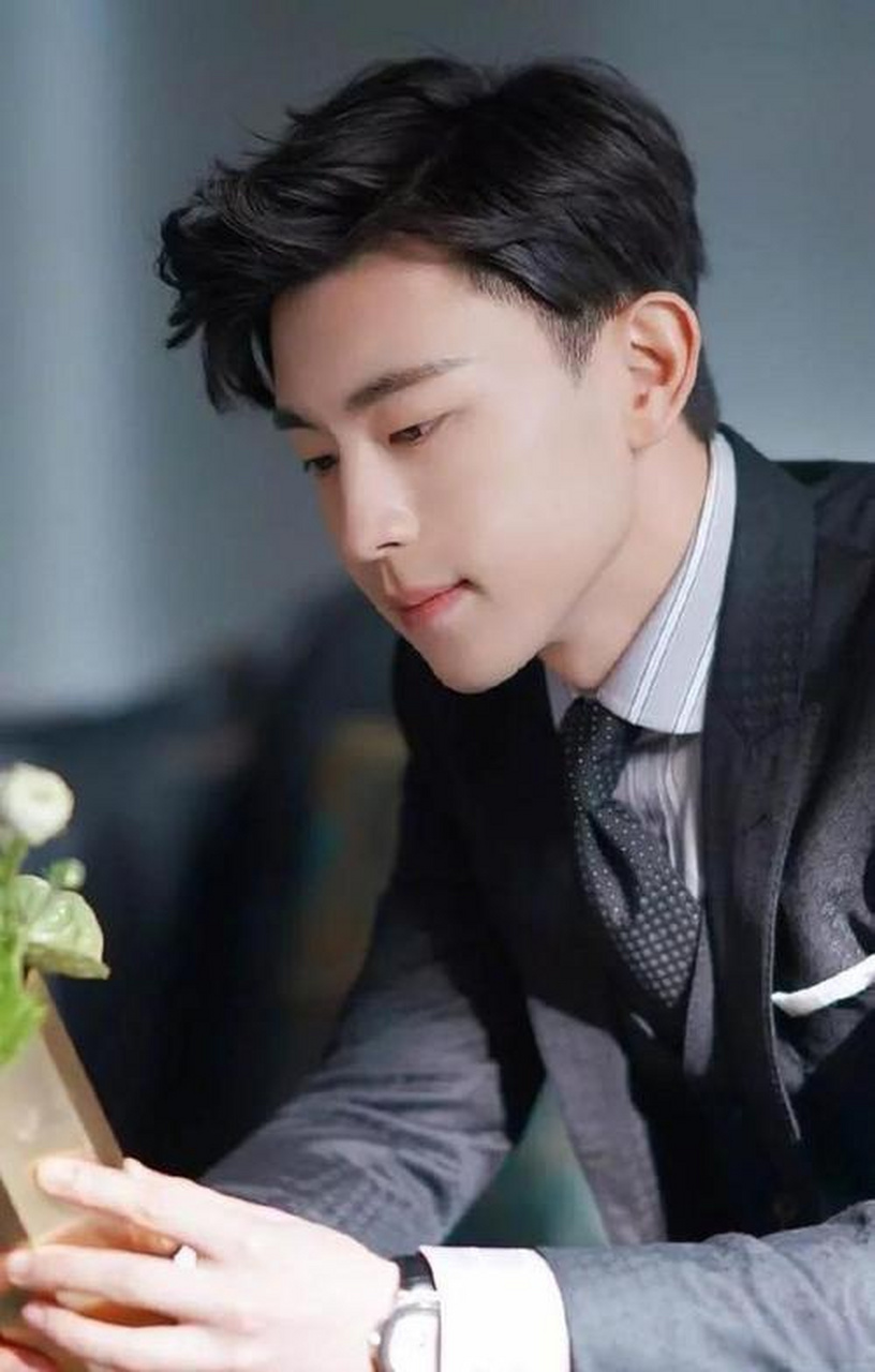 邓伦被强制执行最近,邓伦和上海盘海文化传媒有限公司被执行一个金额