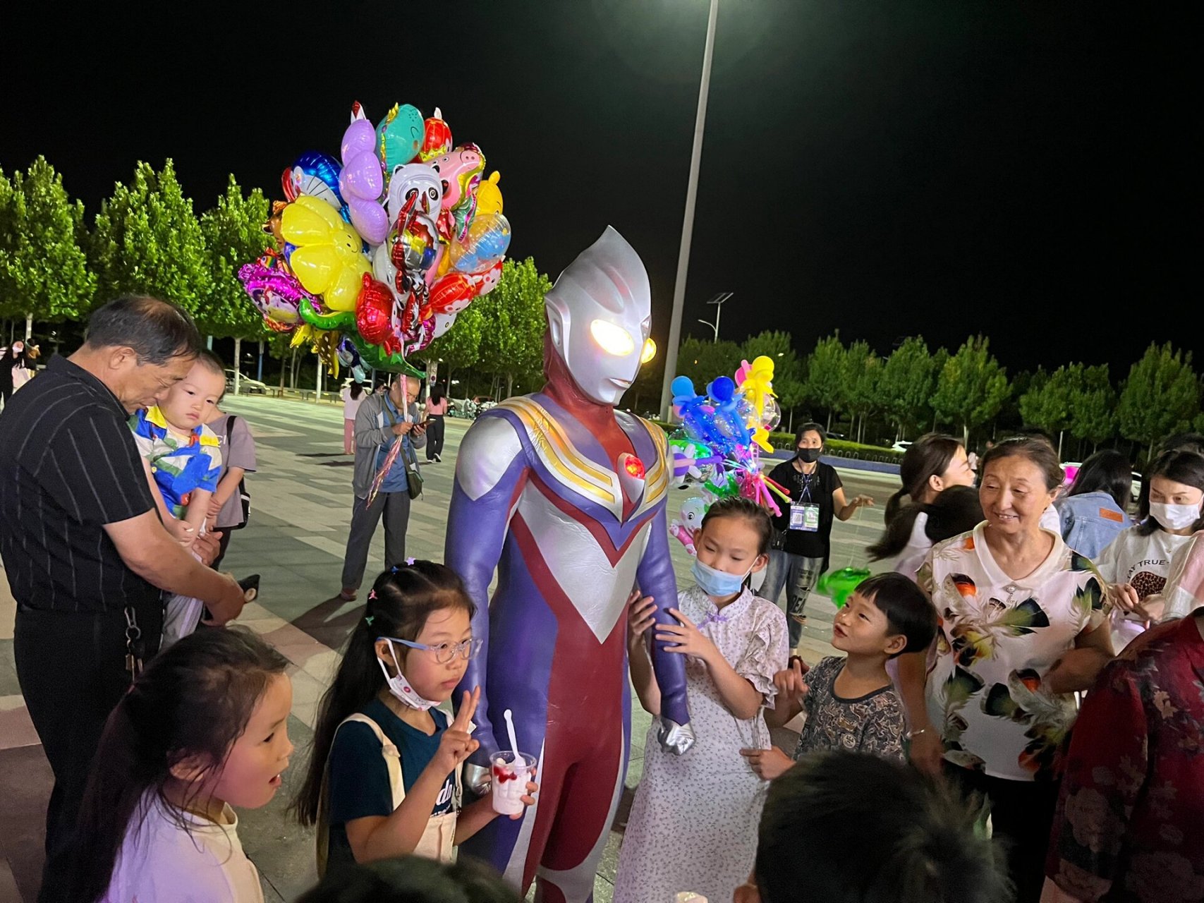 纪念第一次穿迪迦皮套出街 主业银行人 兼职拯救世界