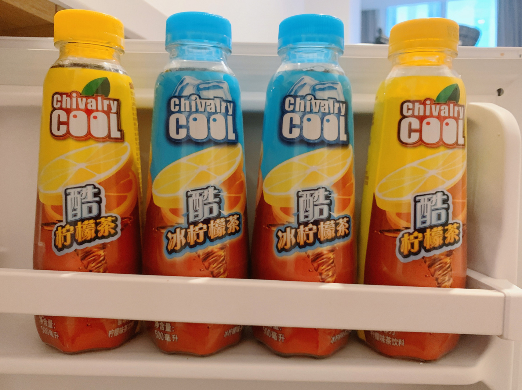 最近尝了雪菲力酷柠檬茶,除了普通版还有一个"冰"柠檬茶版本,柠檬茶