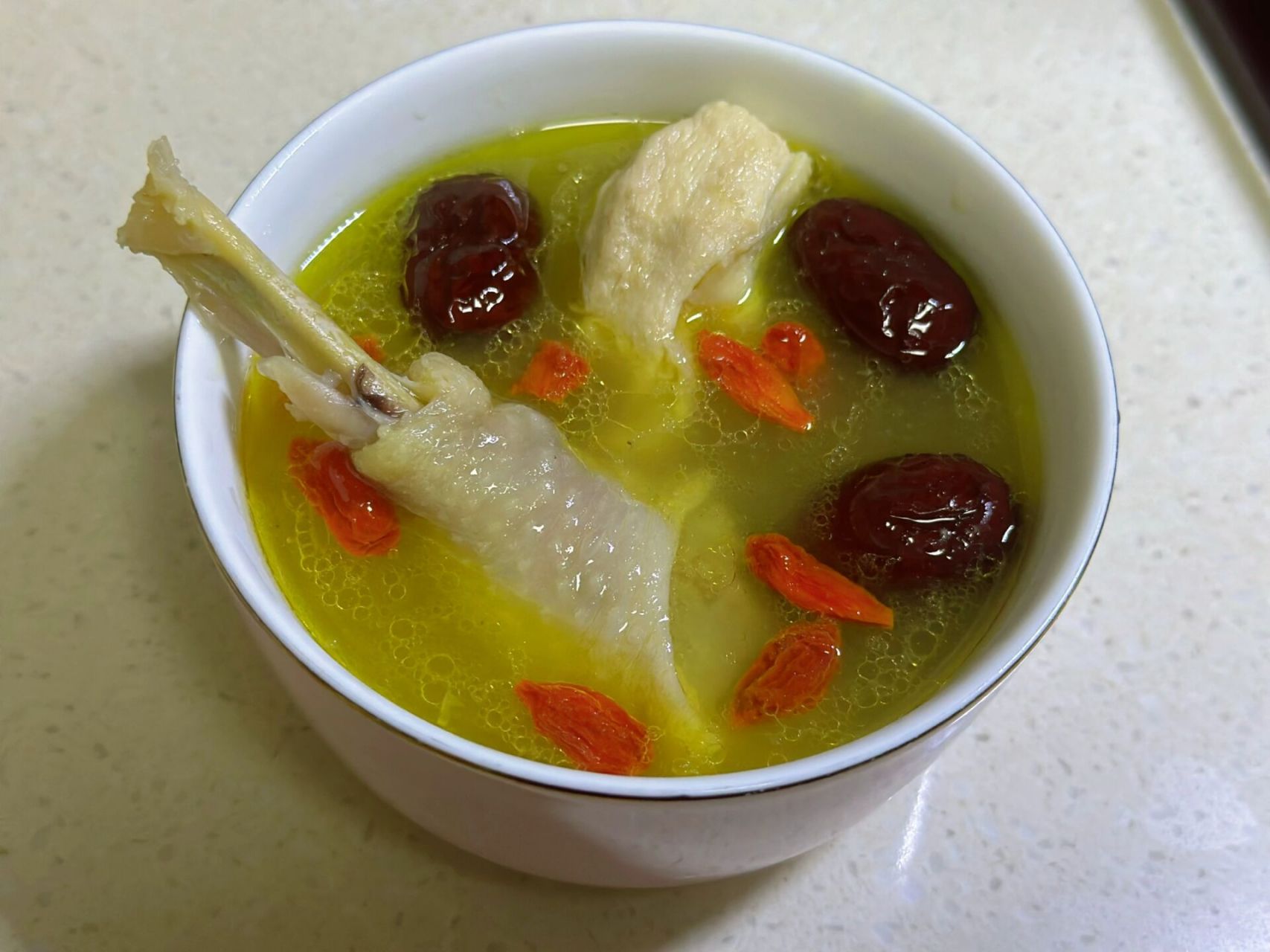 姨妈期气血双补养生汤|红参鸡汤 补气补血的养生鸡汤,做法超级简单,一