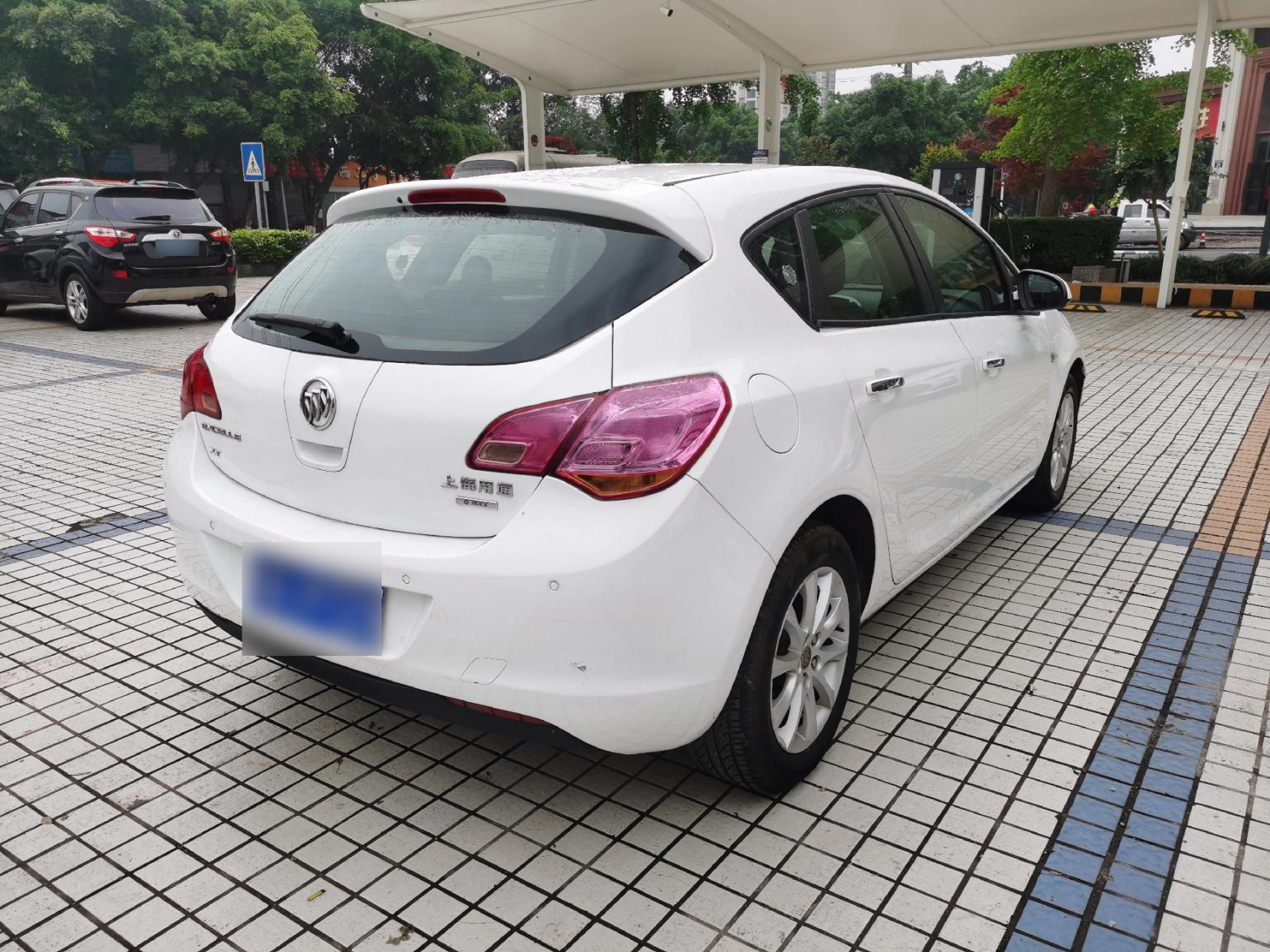 最新到店,13年上牌美女代步车,别克英朗xt两厢车,内外成色好,没得事故