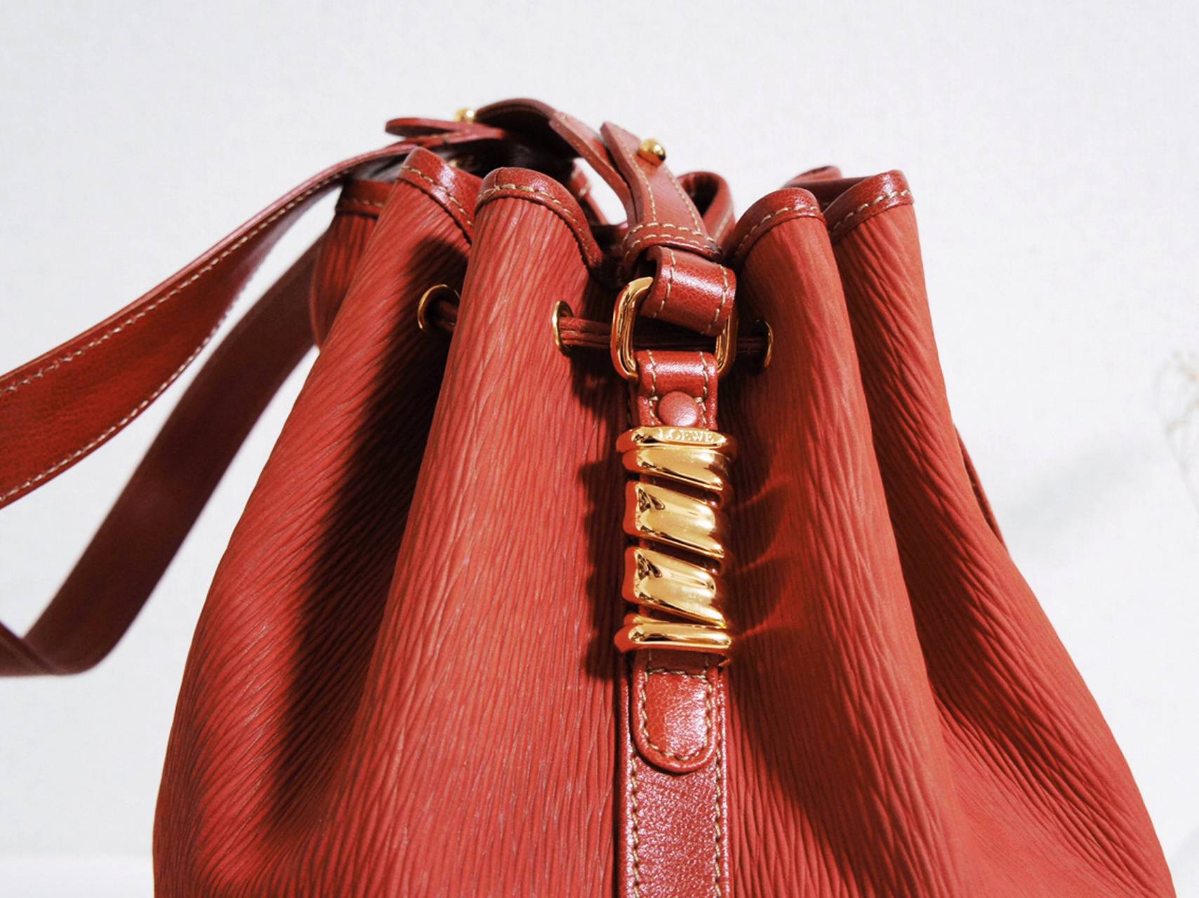 日本中古店购入罗威橘红色蛇骨水桶包 慢慢把这个系列集齐好了 成色