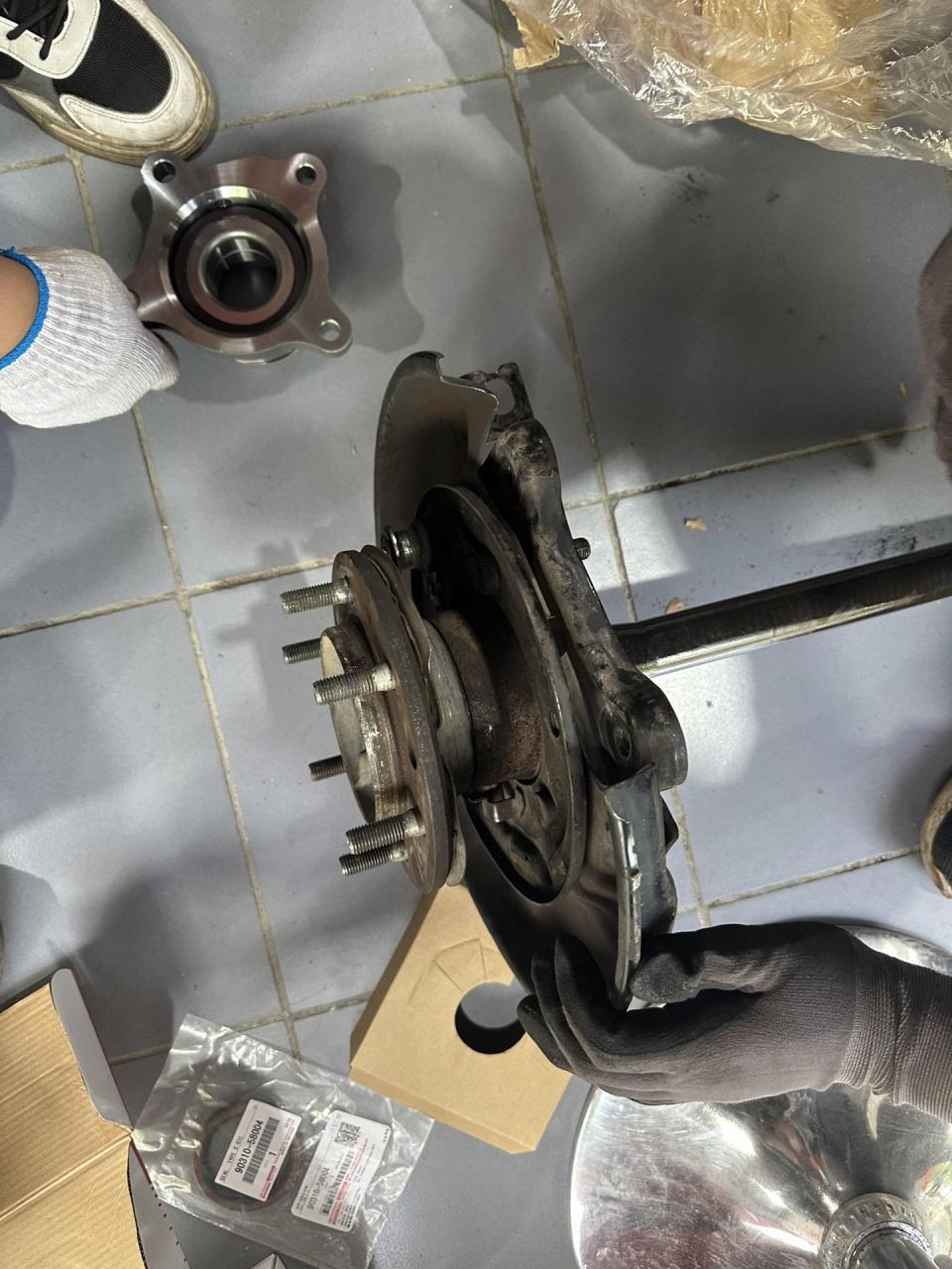 丰田普拉多后轮轴承更换,完美解决,没有专用工具的往这边靠