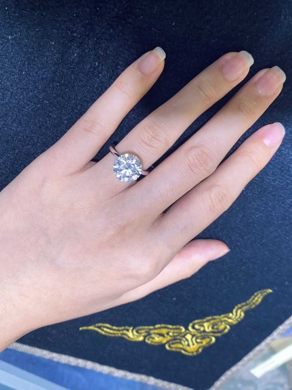 五克拉的大钻戒多少钱 激动的心,颤抖的手73 今天去量钻戒尺寸 开了
