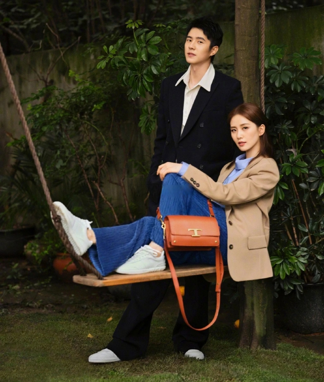 刘诗诗 刘昊然 豪门姐弟大片,穿着虽然低调,但仍显高贵,低调的奢华