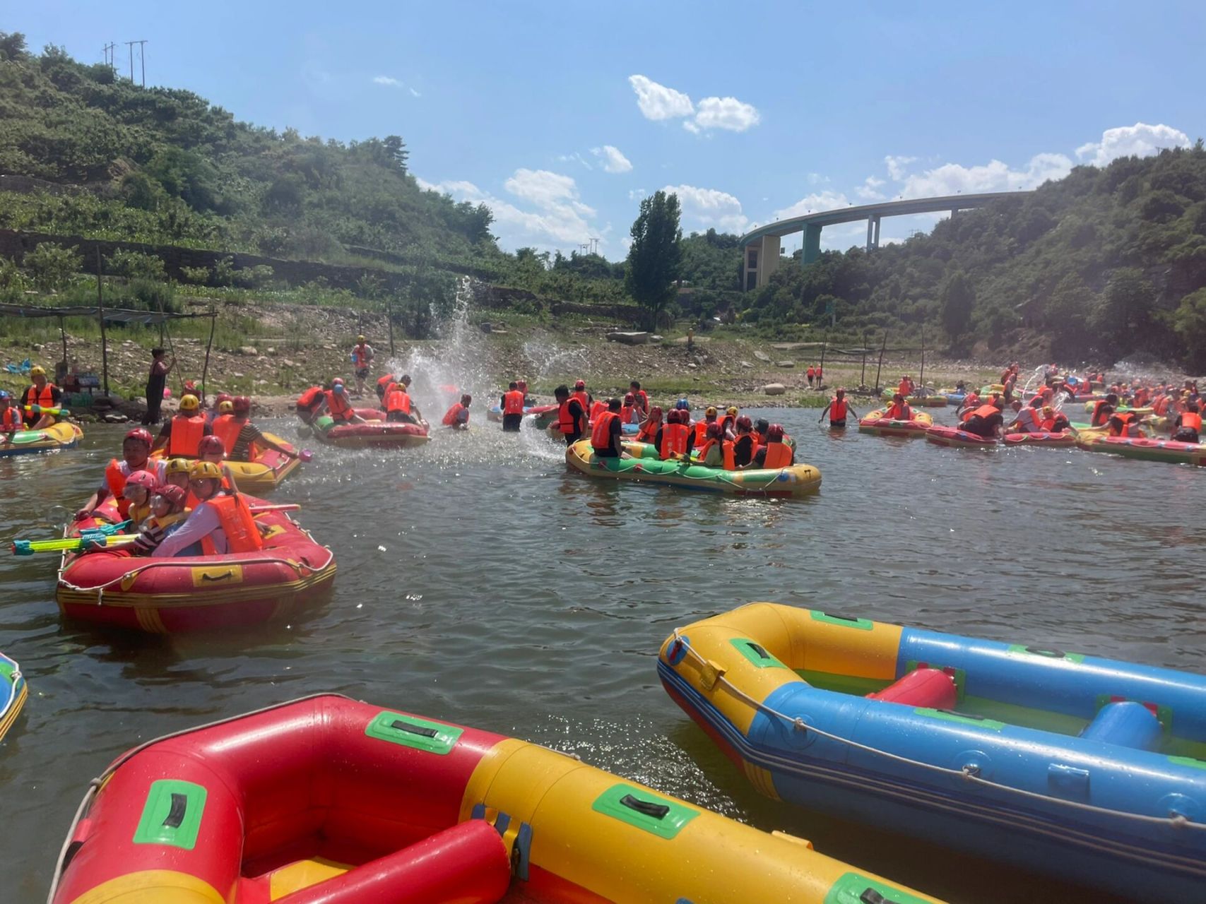 新鲜的邢台峡谷漂流攻略 周六去了邢台峡谷漂流,人不少,泼水无差别