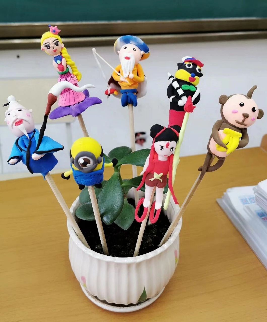 人美版美术三年级《民间面塑》捏面人 对于这种手工课孩子们兴趣很浓