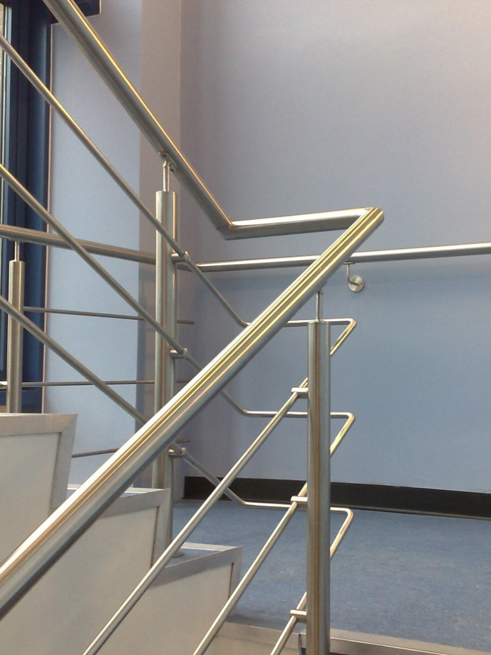 不锈钢栏杆立柱是现代建筑中常用的一种装饰材料 它具有美观,耐用