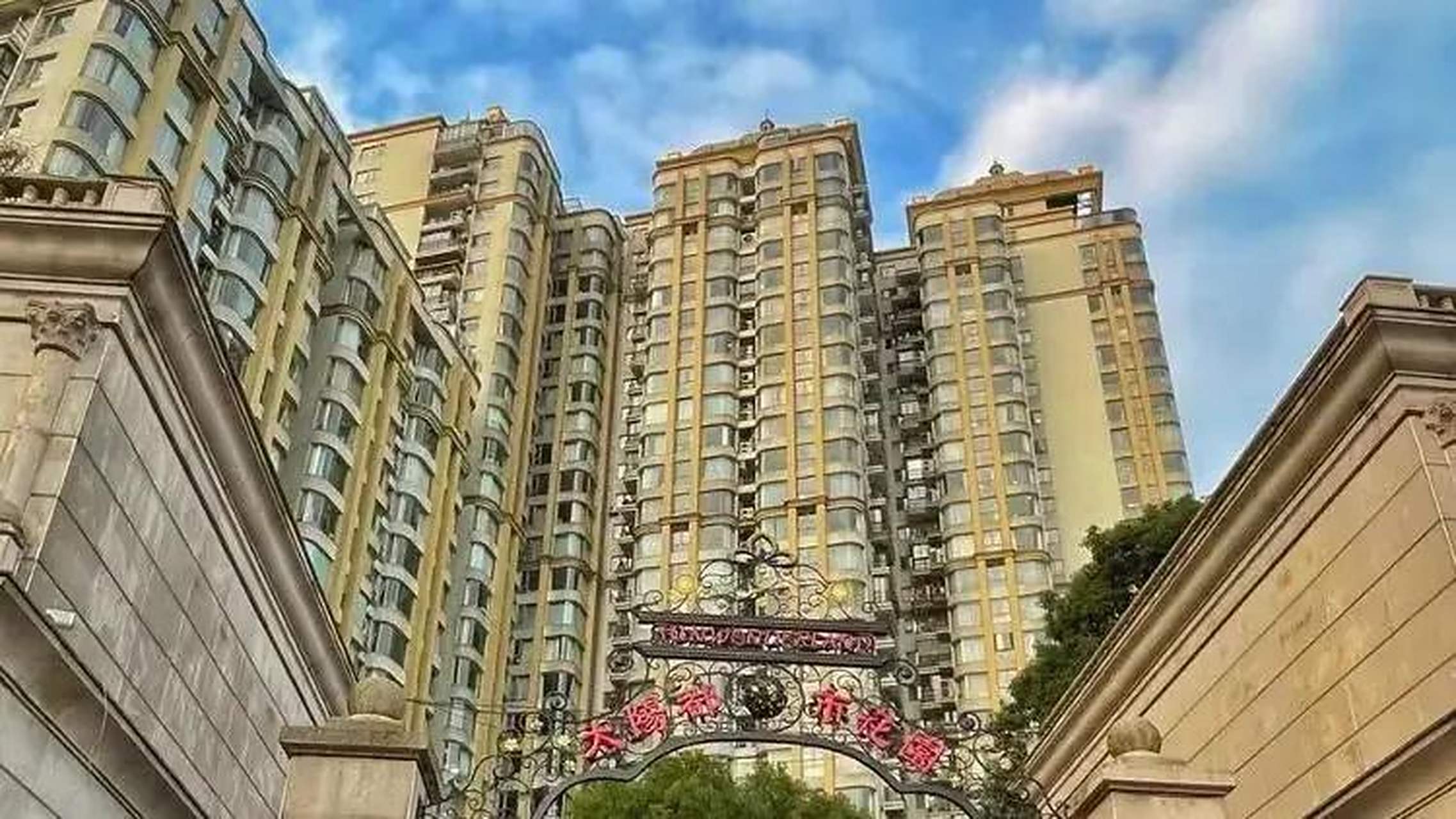 太阳都市花园作为上海市中心的顶流小区,地理位置优越,环境优美,然而