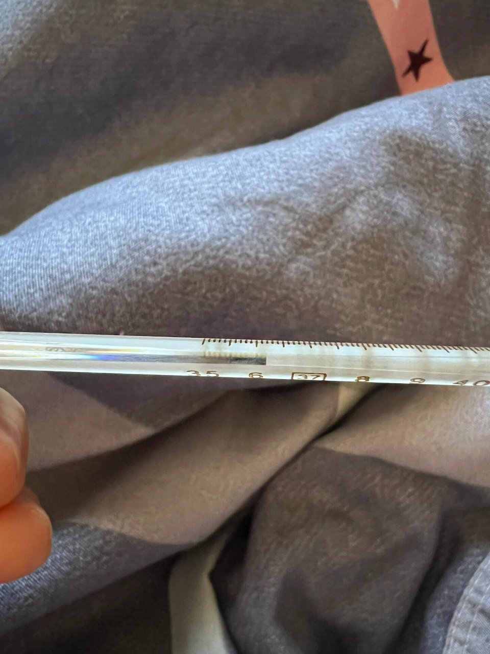 不会看水银温度计的看过来 拍了照看.清晰无比.