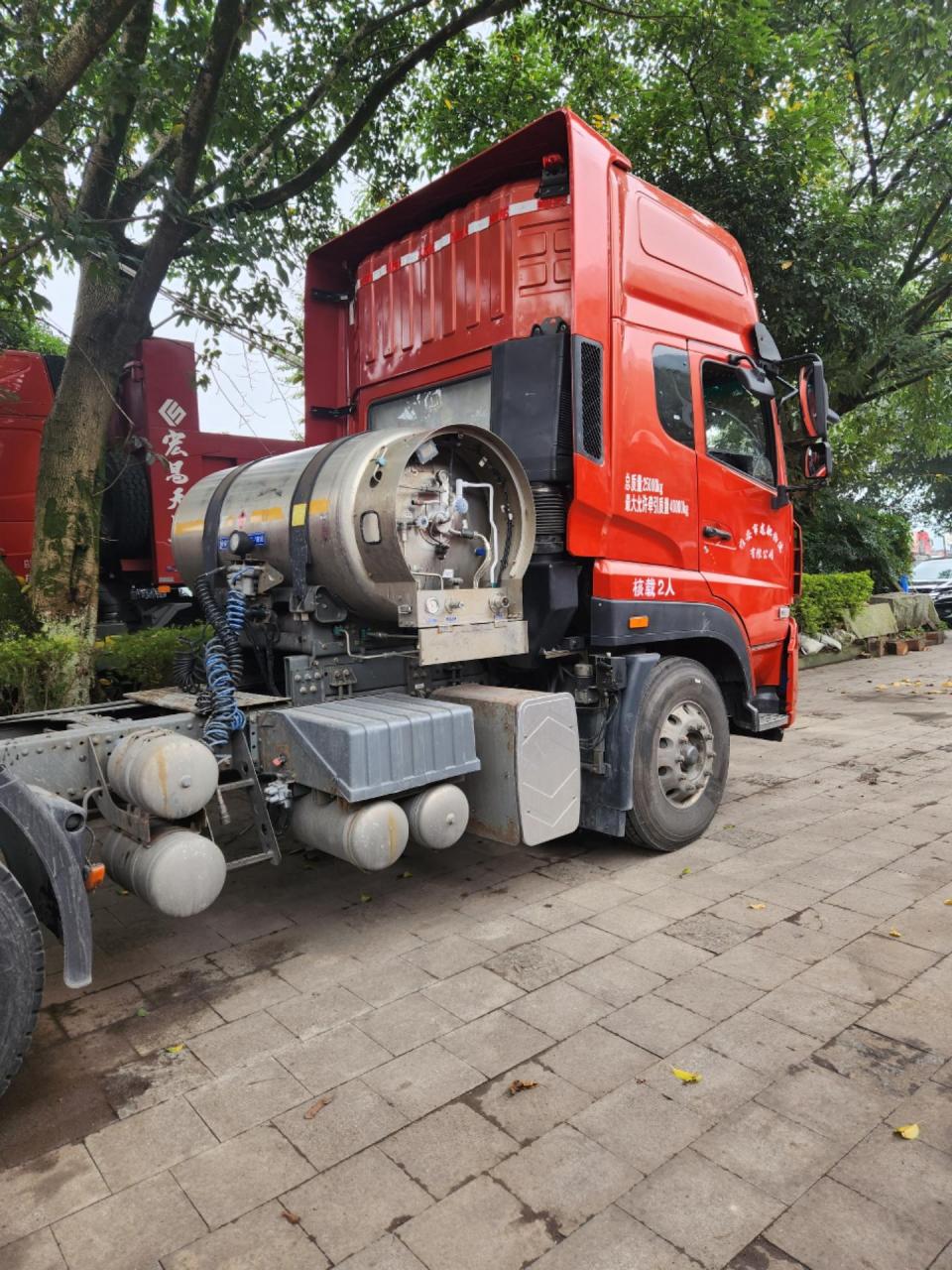 到店一台斯太尔430燃气带全保险气瓶1000升!上户时间19年7月份!