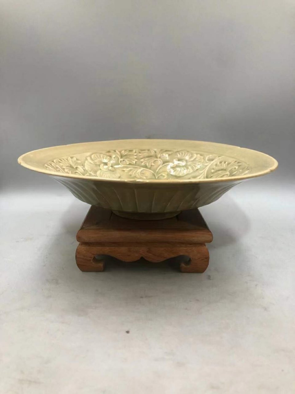 耀州窑刻缠枝双鹿纹花口斗笠碗【旧藏】 耀州窑刻缠枝双鹿纹花口斗笠