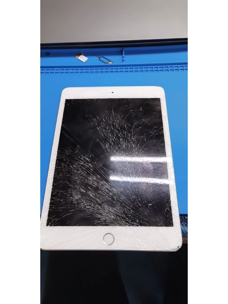 ipad外屏碎了换屏多少钱 这是我哥们的一台平板 外屏碎了 此外平板右