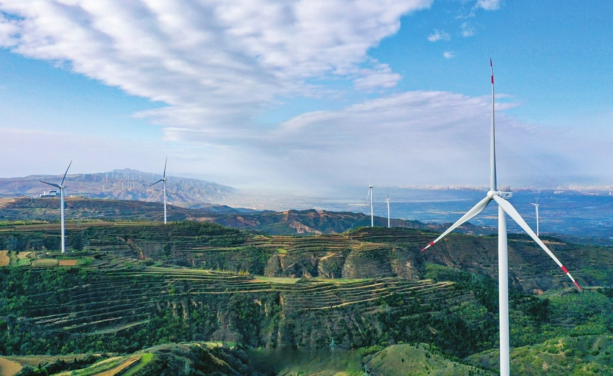 【山区风力发电 助力绿色发展】11月12日,运城市夏县庙前镇山区田野上