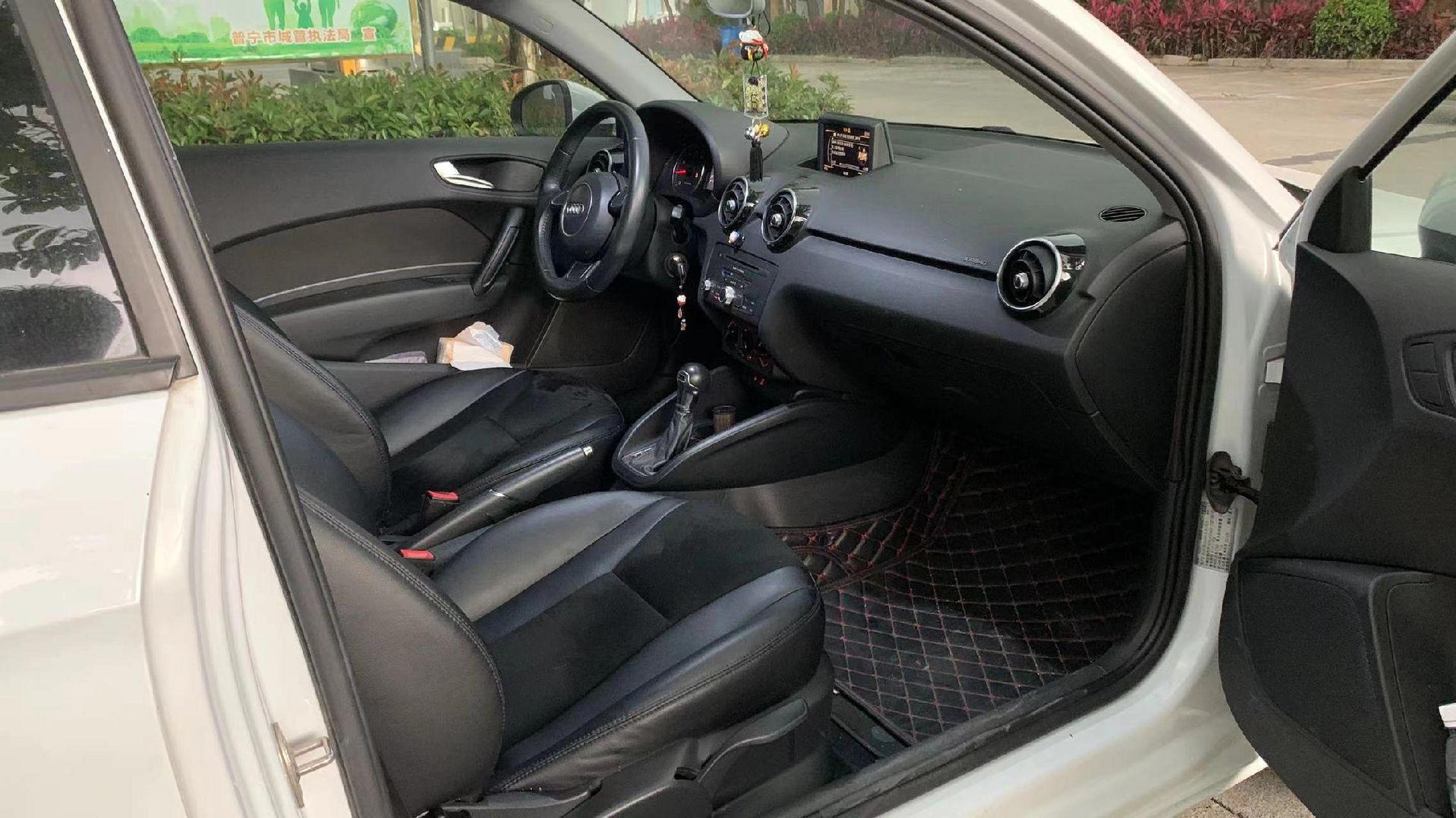 纯进口15年奥迪a1小钢炮,两门四座,1.