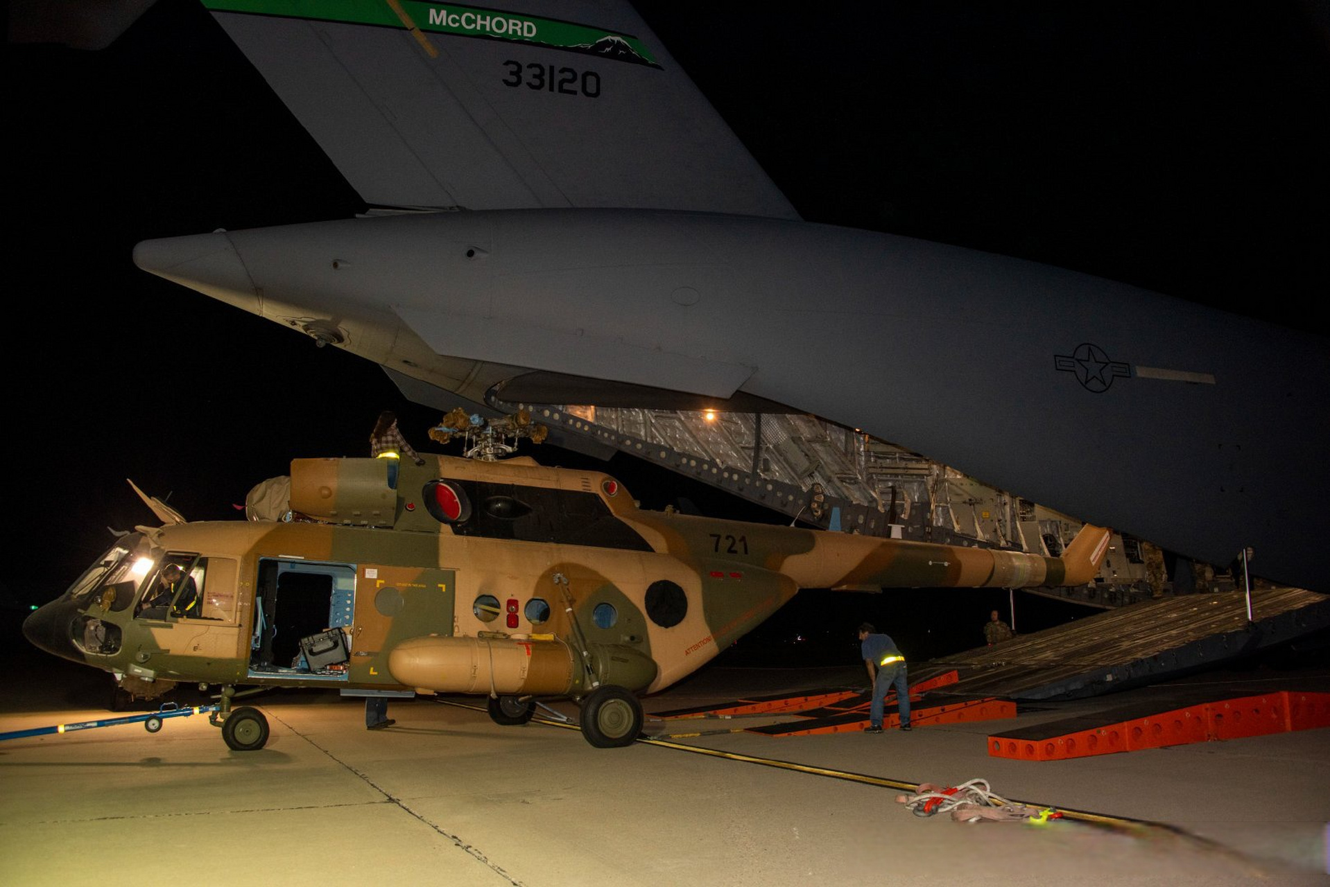 前阿富汗空军米-17v-5从飞机坟场被运往波兰,准备交付乌克兰